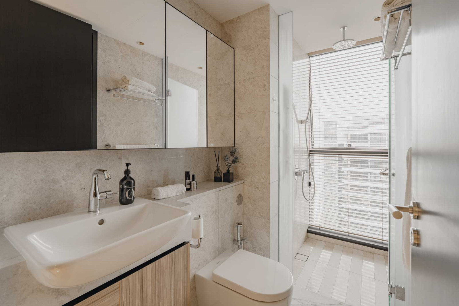 This bathroom’s limited colour palette gives it a fresh and clean appeal