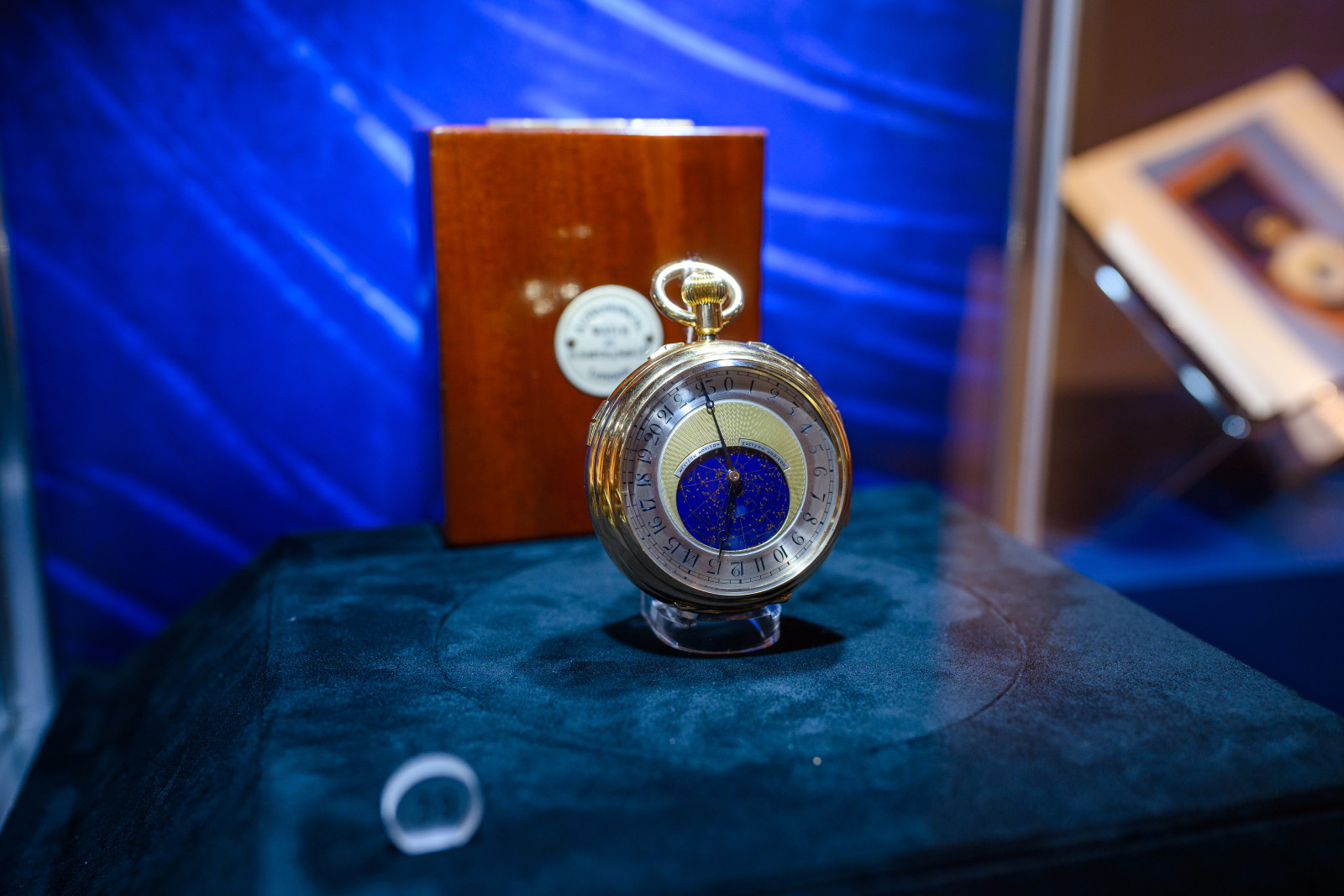 The Audemars Piguet 'Grosse Pièce' No.16869 piece displayed during a press preview at Sotheby's on December 05, 2025 in New York City (Photo: Alexi Rosenfeld/Getty Images)