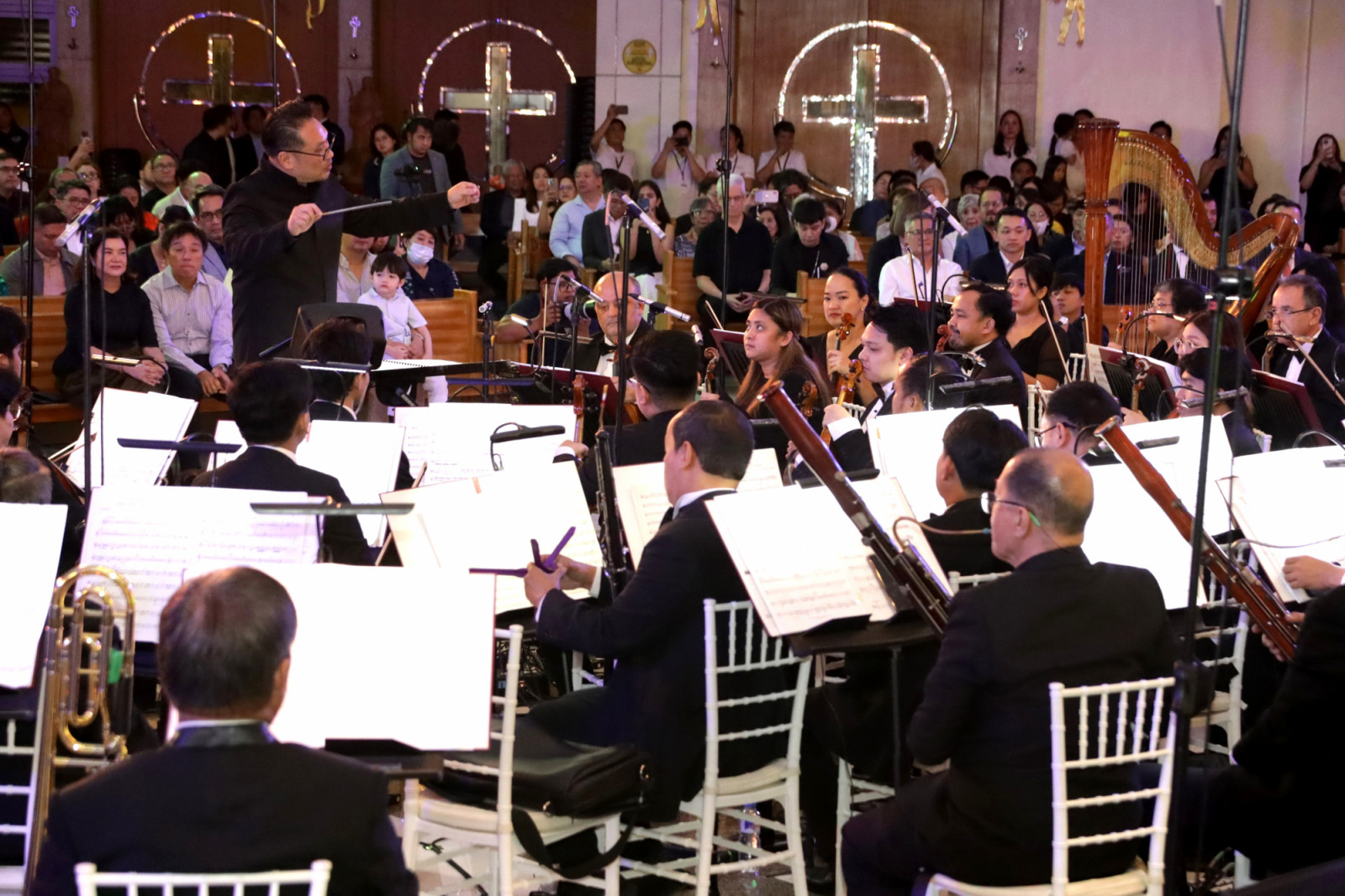 Maestro Marlon Chen and the Manila Symphony Orchestra