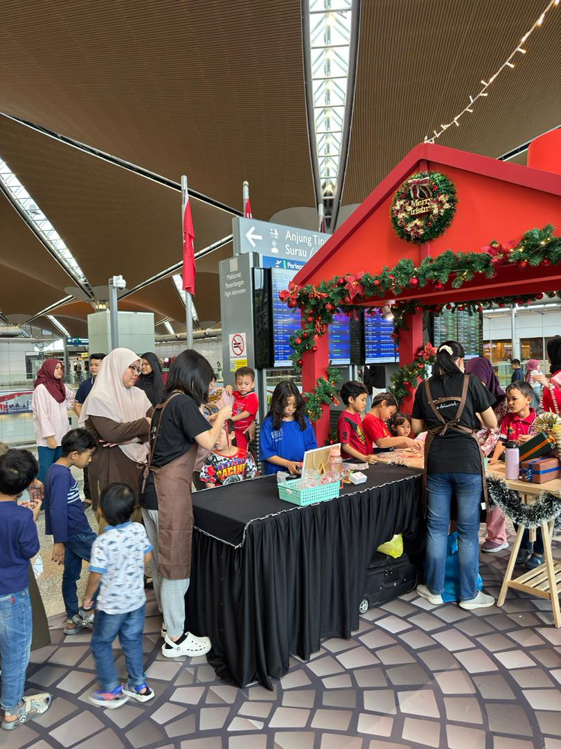 Join free festive workshops every weekend at KLIA Terminal 1. (Photo: Team Lewis)