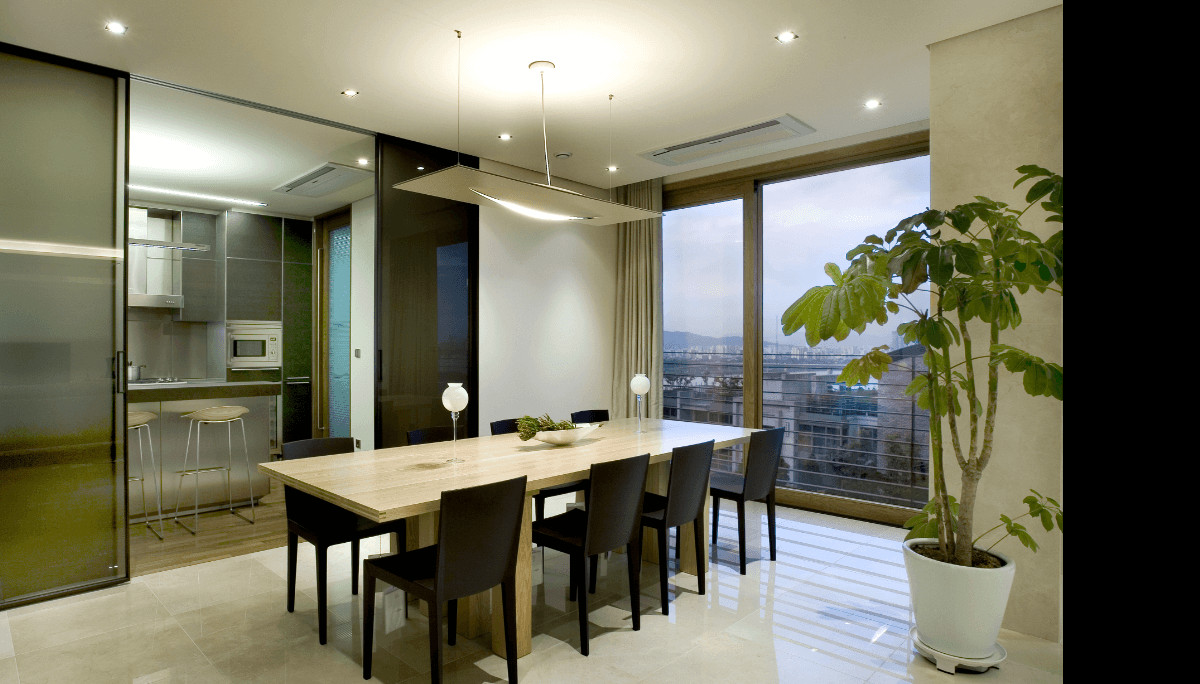The dining room and kitchen (Photo: Daelim D&I)