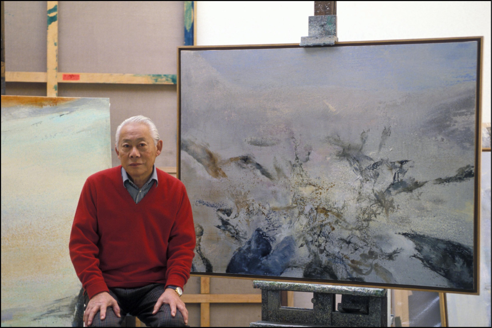 FRANCE - OCTOBER 10: Painter Zao Wou Ki in his studio in Paris - in Paris, France on Octorber 10, 1994. (Photo by Raphael GAILLARDE/Gamma-Rapho via Getty Images)