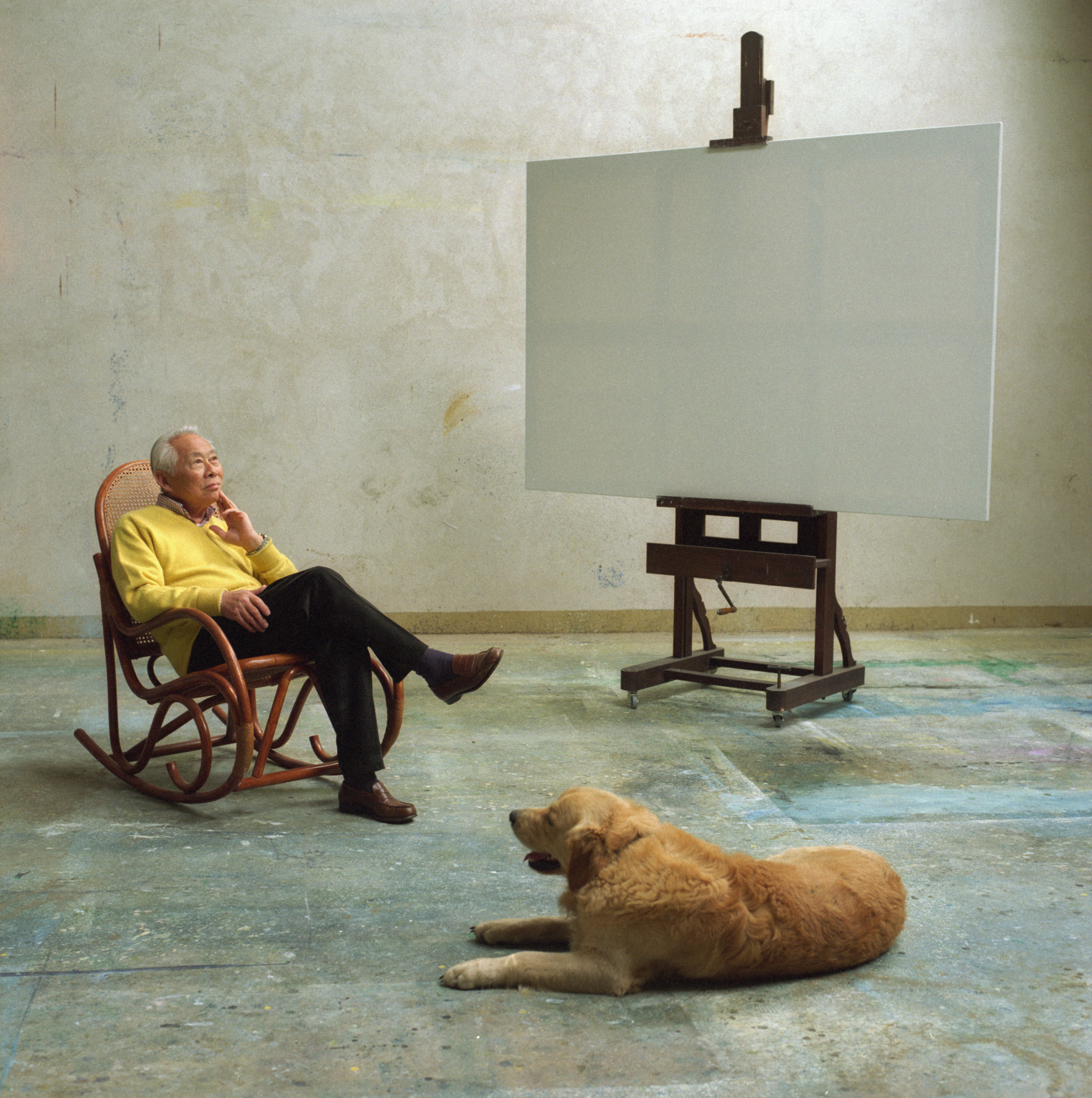 Chinese-French painter Zao Wou Ki (Zhao Wuji) sits in his studio contemplating a blank canvas. (Photo by Micheline Pelletier/Sygma via Getty Images)