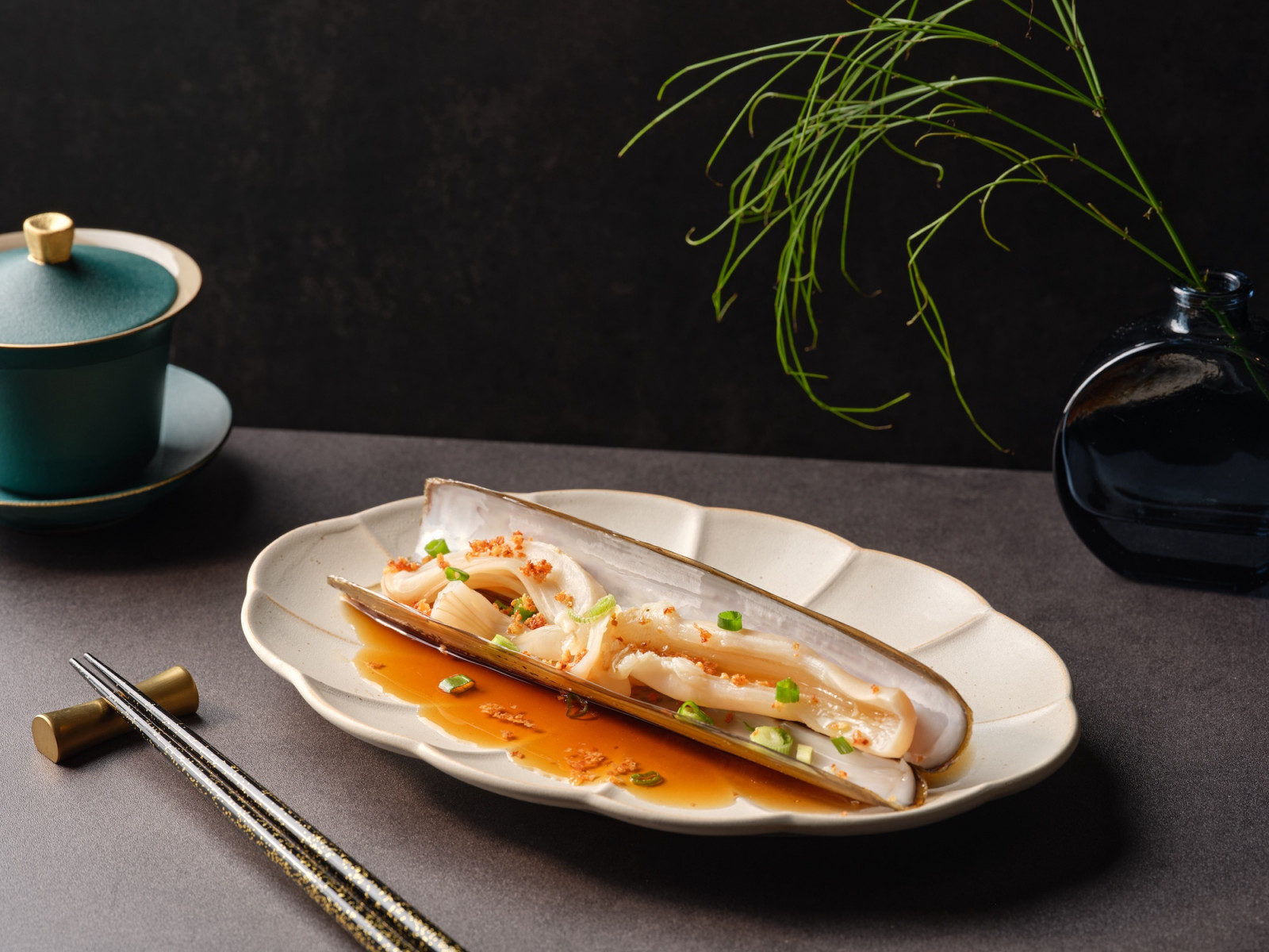 Bamboo clam cooked with garlic
