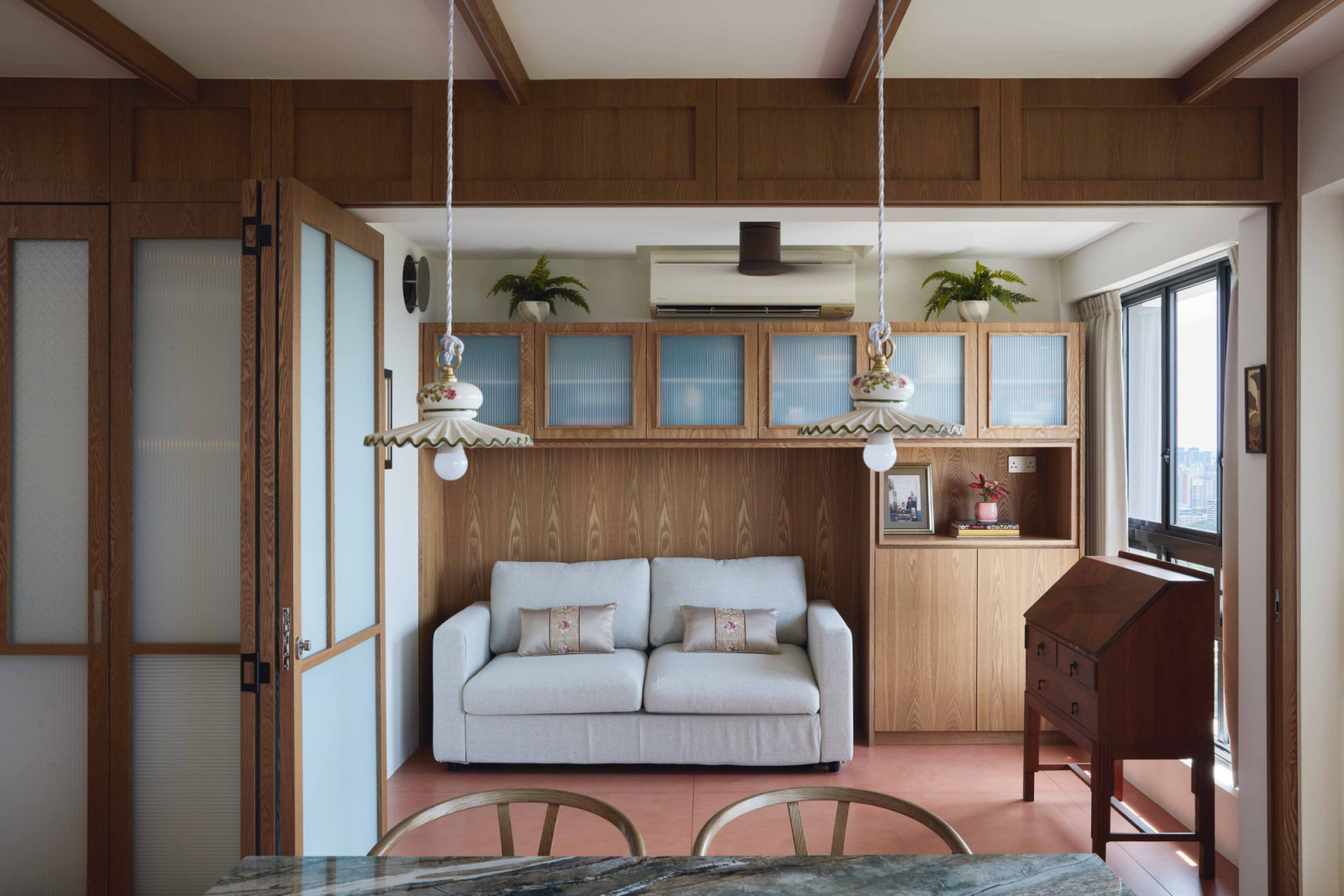 Dainty Ferroluce Roma pendant lamps imbue the Peranakan apartment’s dining area with an artisanal character