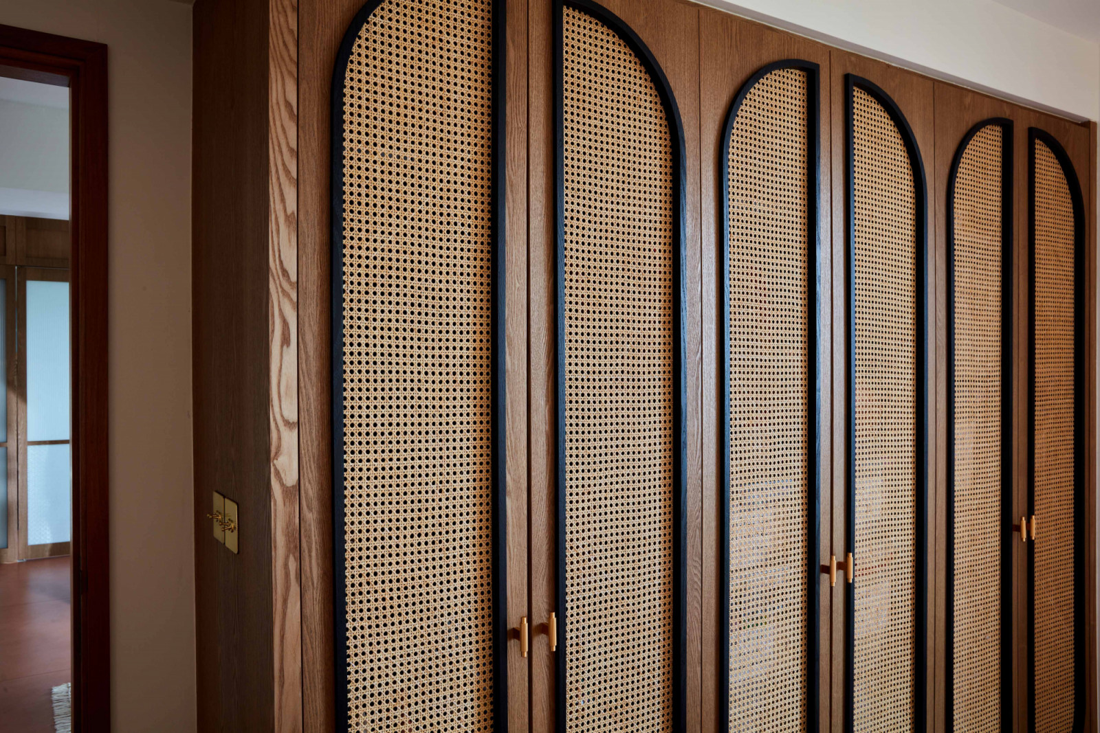Rattan inlays ensure ventilation and bring a vintage touch to these cabinets with their classic woven textures
