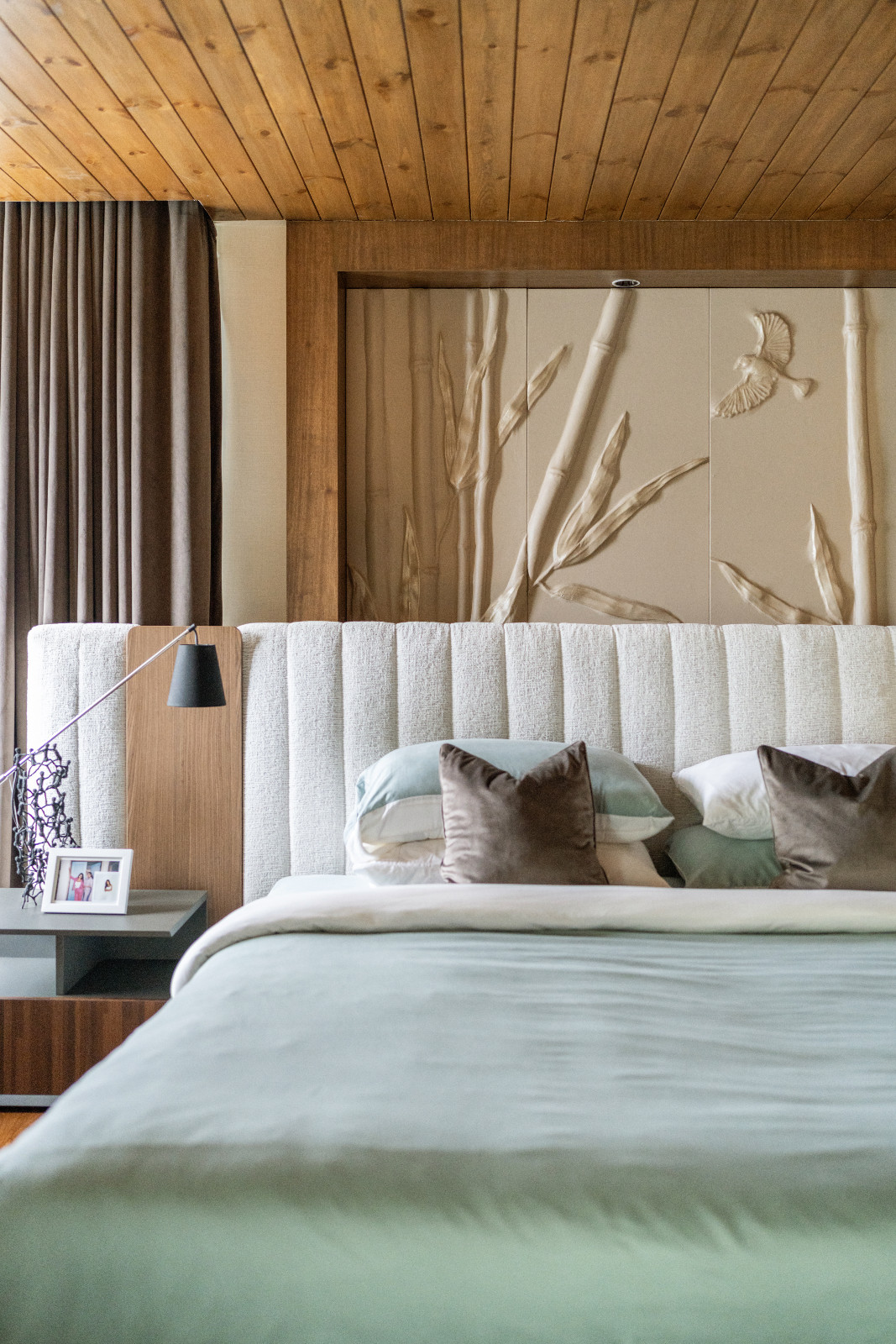 The principal bedroom alludes to the Pia Wurtzbach Jauncey and Jeremy Jauncey’s love of nature