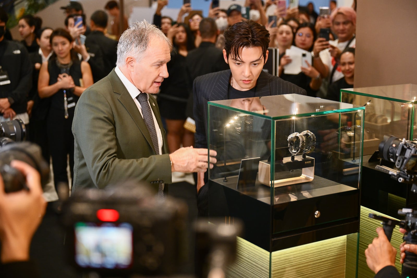 Ji Chang-wook with Rado CEO Adrian Bosshard at the opening of the brand’s first corporate boutique in Bangkok