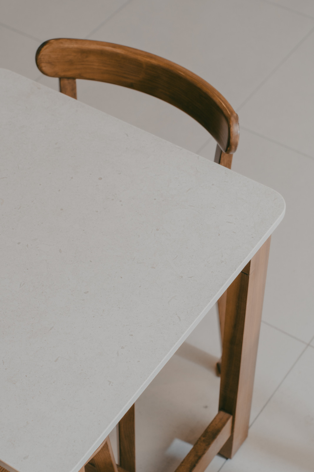 The more refined surface complements the warm wood furnishing