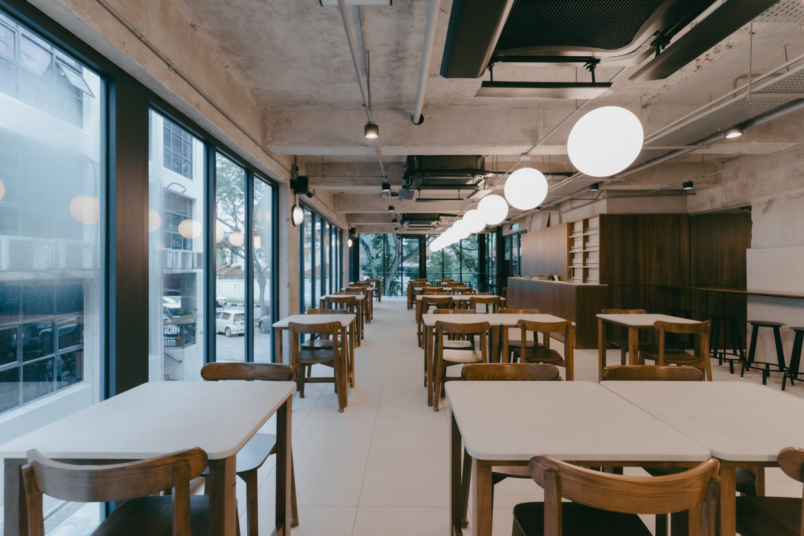 Studio Cocokacang explored other potential applications of the Dekton Nebbia in the cafe