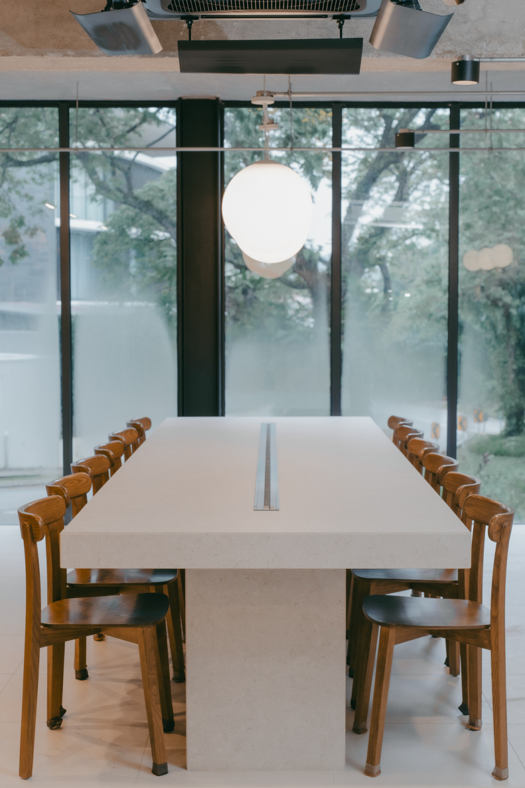 The Dekton Nebbia extends to the open training studio