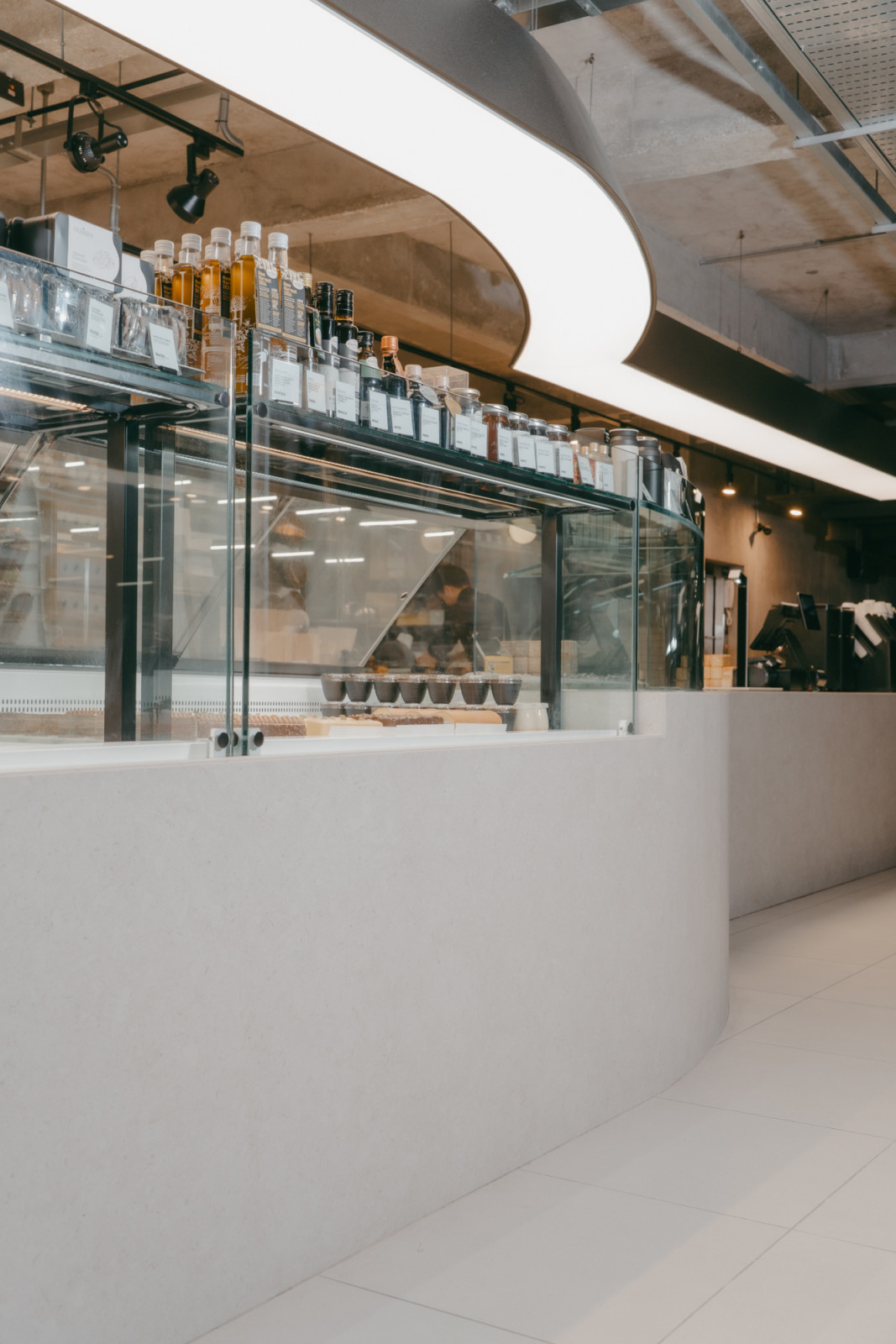 The Dekton Nebbia surface to create a seamless design language throughout the entire space