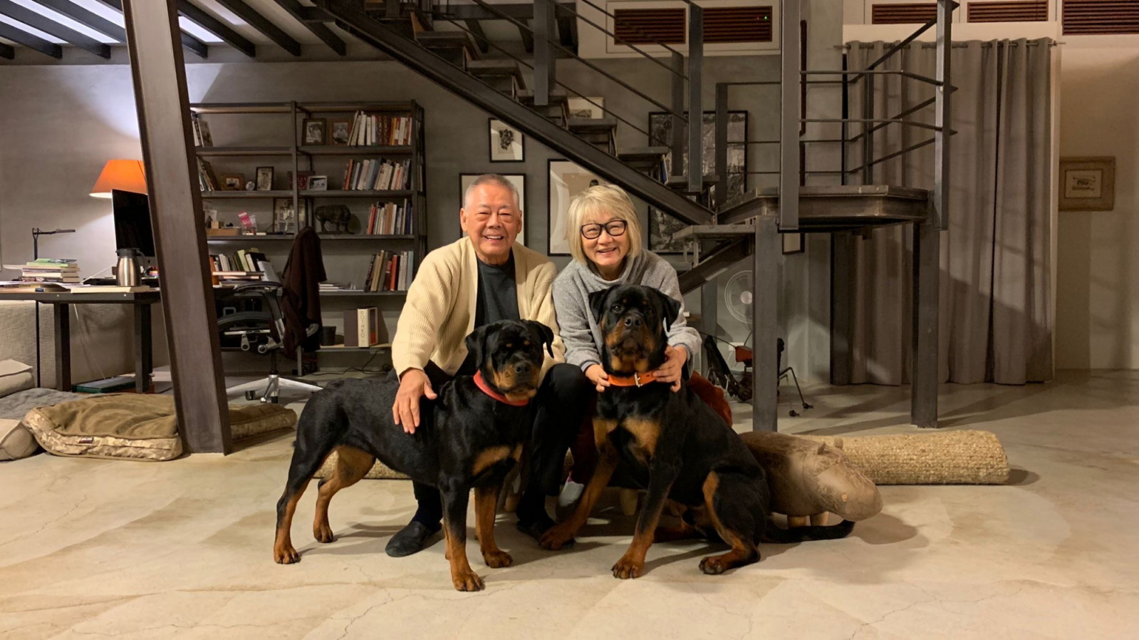Rita, Ricky 夫妻，與狗寶馬公(右/男孩)、七美(左/女孩)（Photo：安芙利毛孩生活 Anfurri ）