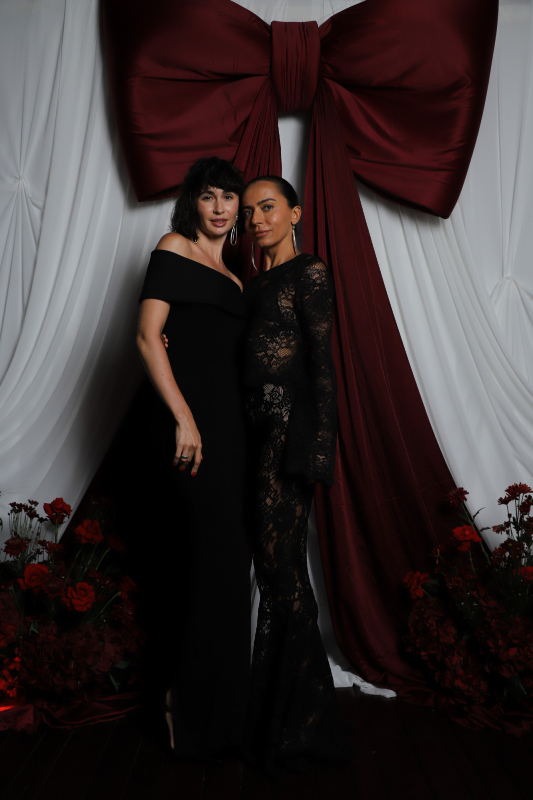 Olga Glazyrina & Elena Kolyasova pada acara Christmas Couture Feast & Fashion oleh Erika Peña
