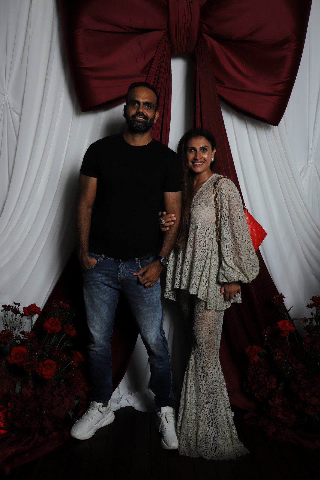 Gautam & Raveena Anand pada acara Christmas Couture Feast & Fashion oleh Erika Peña