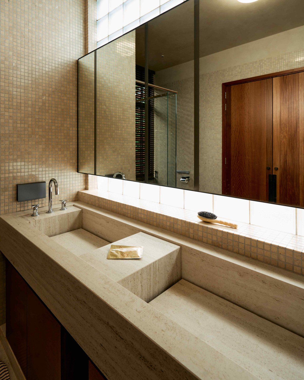 The bathroom features the Dekton Marmorio from the Pietra Kode collection