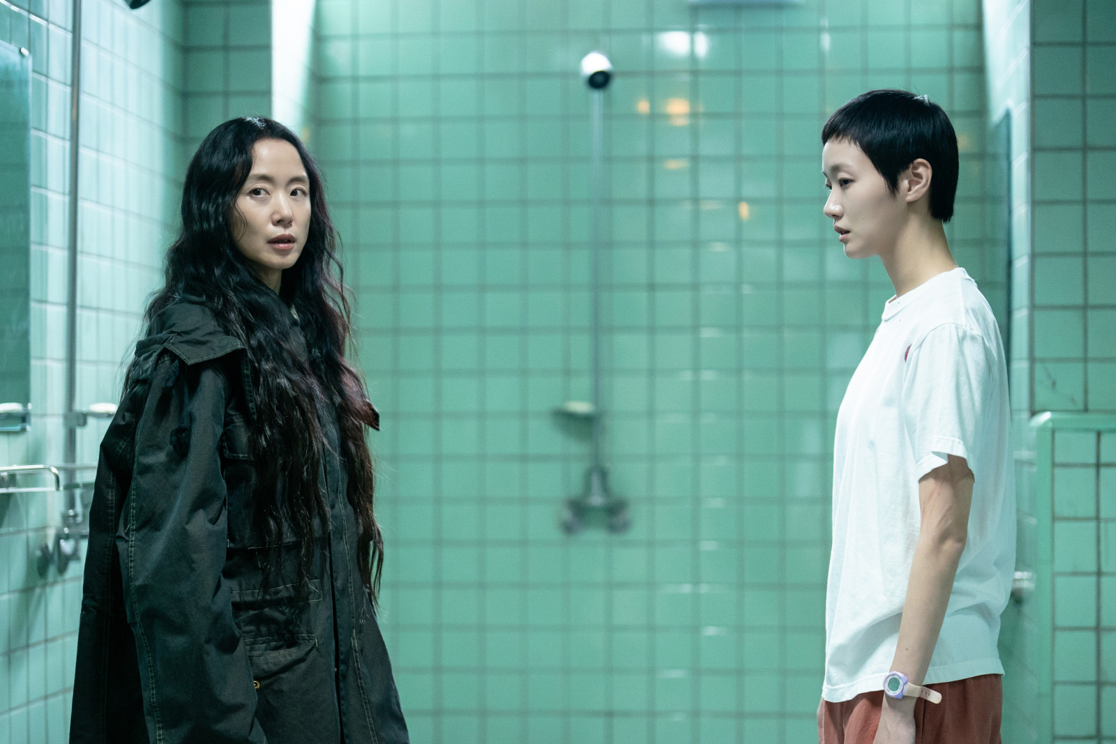 Jeon Do-yeon as An Yun-su, Kim Go-eun as Mo Eun in ‘The Price of Confession’ (Photo: YOOYOOJAJEOG/Netflix © 2025)