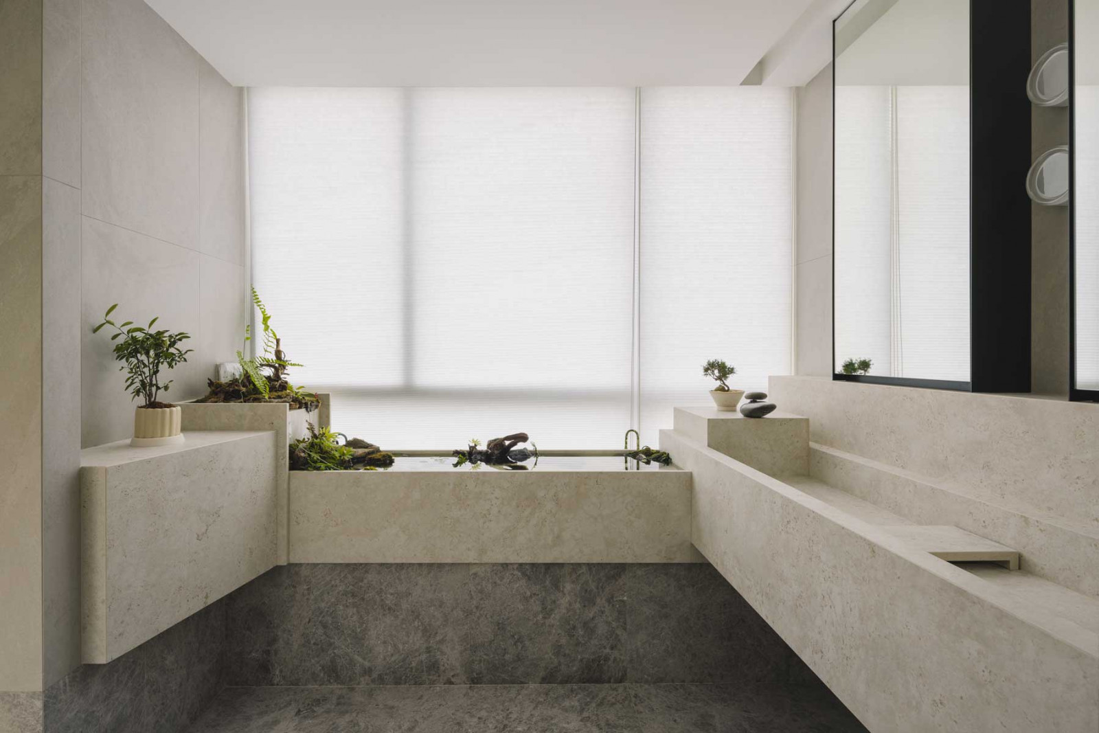 Filtered daylight infuses this East Coast apartment’s bathroom with an airy feel