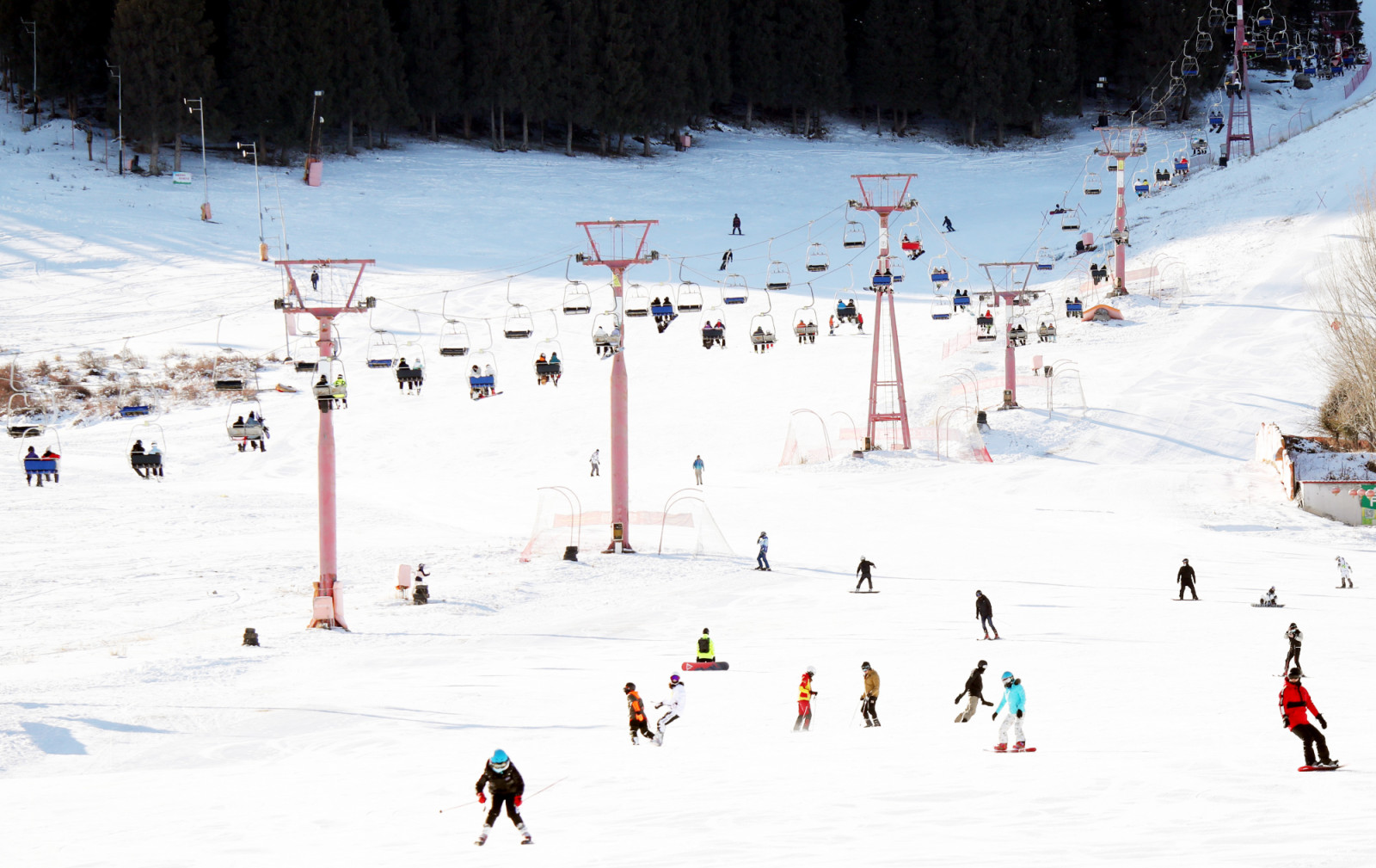 URUMQI, CHINA - NOVEMBER 13: Tourists ski at Silk Road ski resort on November 13, 2021 in Urumqi, Xinjiang Uygur Autonomous Region of China. (Photo by Zhang Xiuke/VCG via Getty Images)