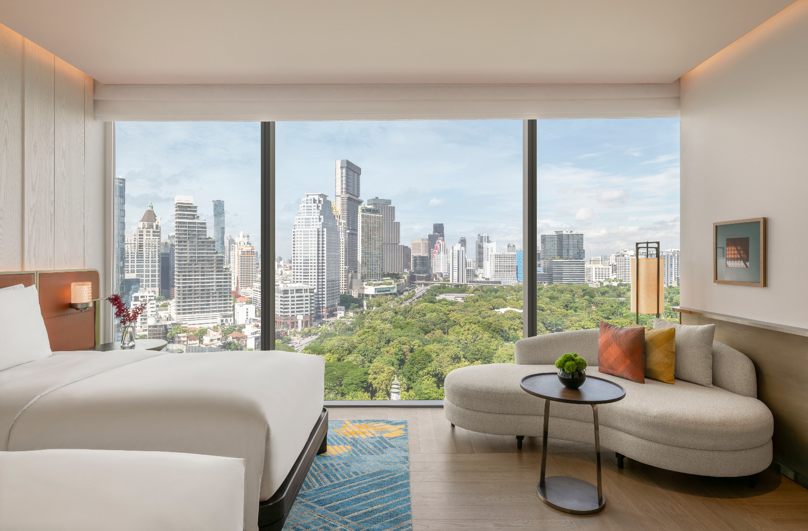 ภายในห้องพักของ Andaz One Bangkok ที่แขกสามารถดื่มด่ำวิวสีเขียวของสวนลุมพินีได้แบบเต็มสายตา (ภาพ: Andaz One Bangkok)