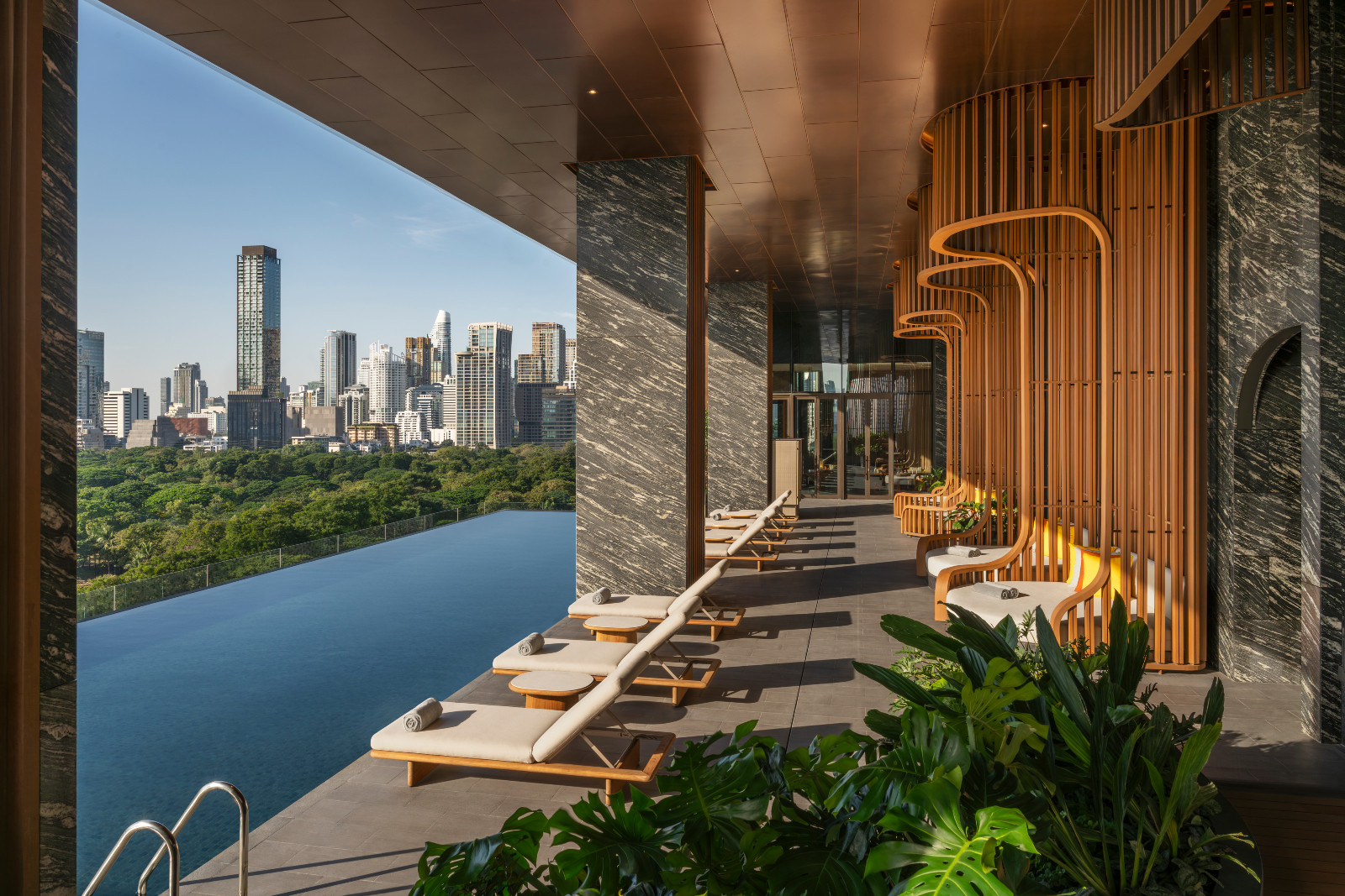 ความผ่อนคลายเหนือระดับ ณ สระว่ายน้ำอินฟินิตี้บนชั้น 7 ของ Andaz One Bangkok ที่ได้แรงบันดาลใจจากความหรูหราของ Royal Clubhouse จุดที่เส้นขอบฟ้าของกรุงเทพฯ และความเขียวขจีของสวนลุมพินีมาบรรจบกัน (ภาพ: Andaz One Bangkok)
