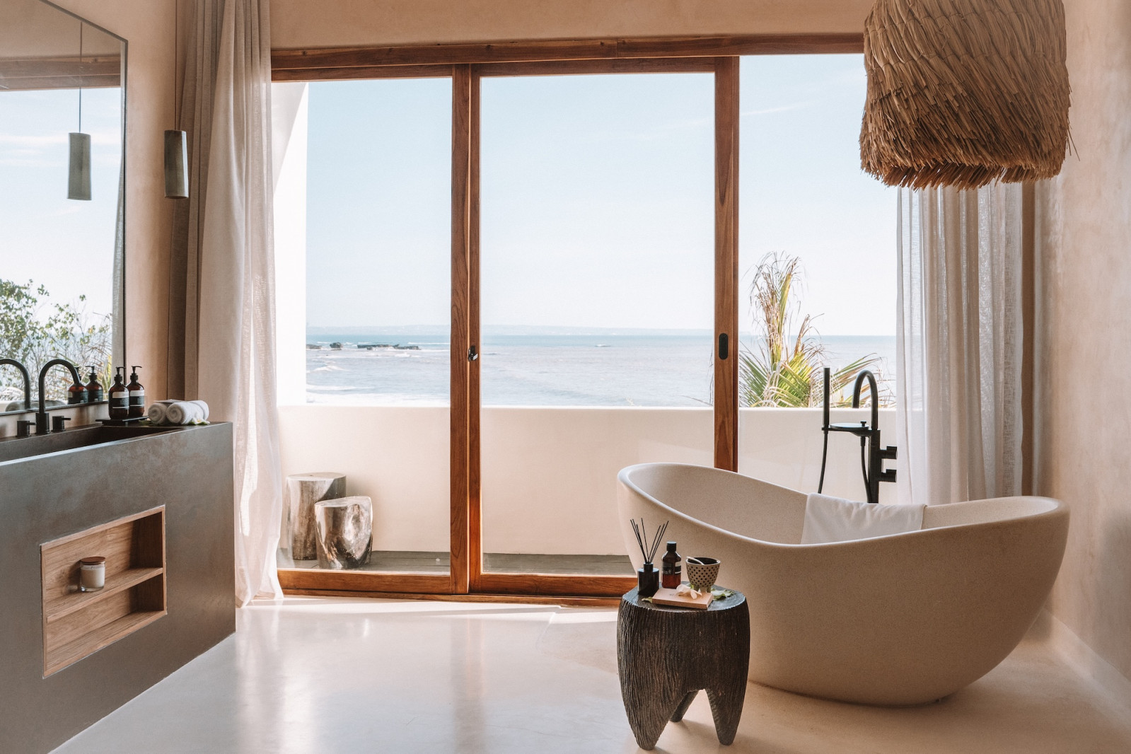 Salah satu dari Ocean View Suites di Oshom Bali yang bernuansa spa