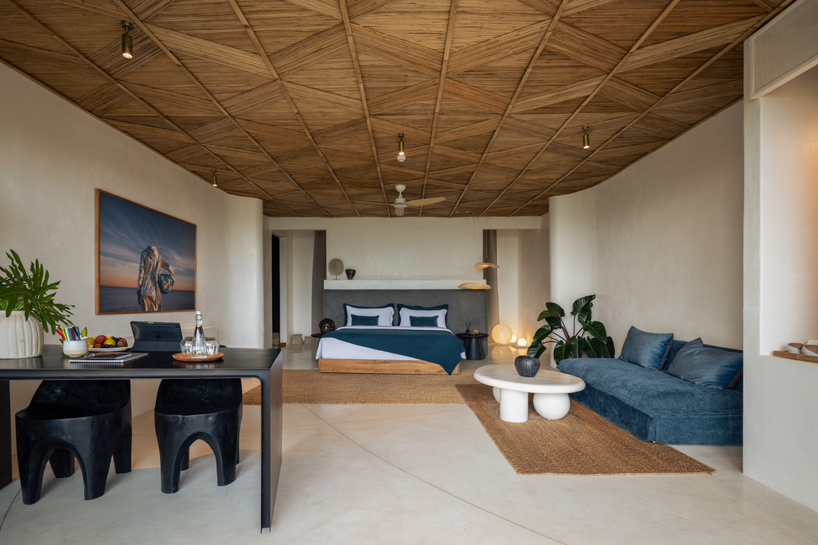 Didesain dengan kenyamanan dan estetika wabi-sabi, kamar di Oshom Bali adalah tempat untuk beristirahat dan berkarya