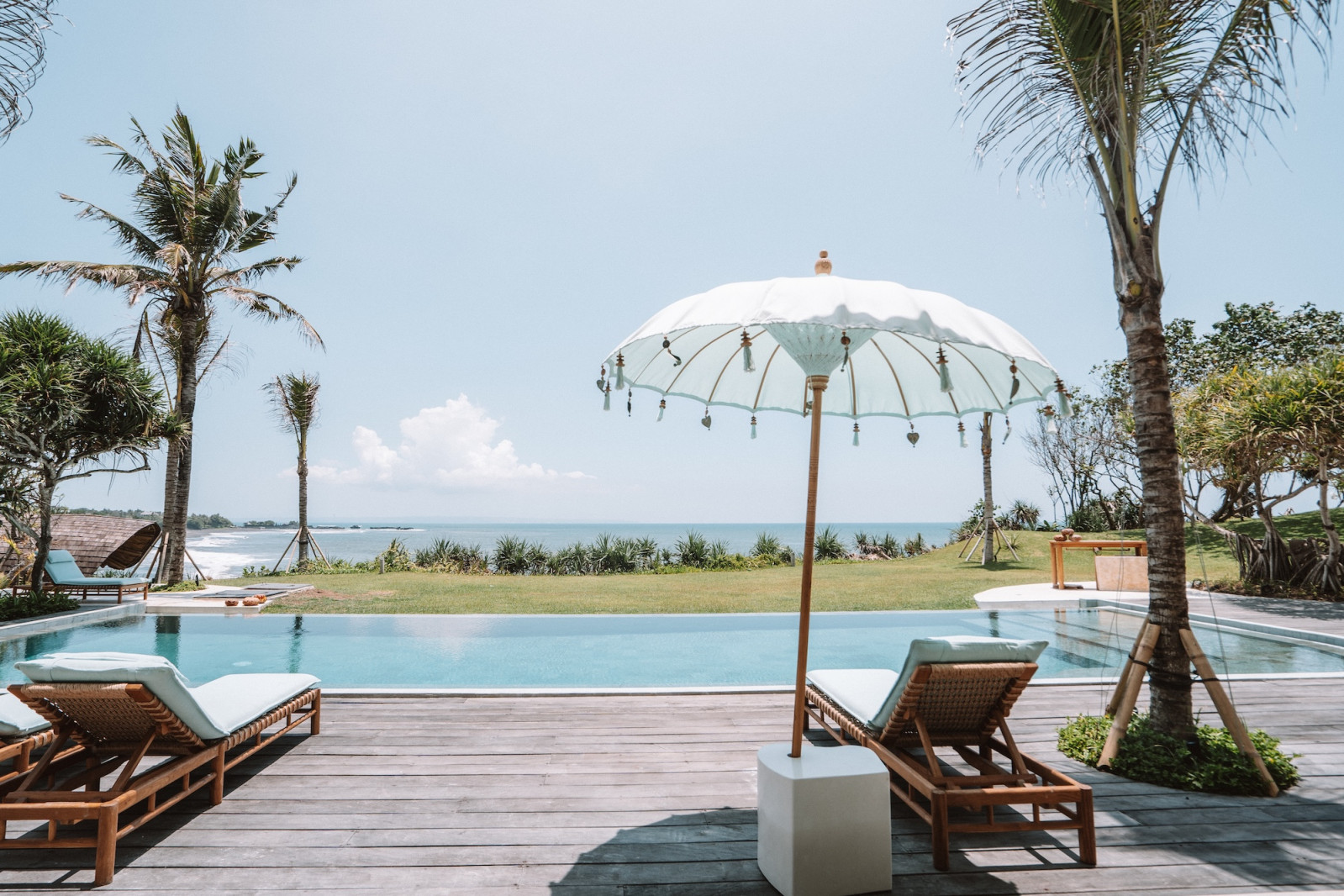 Infinity pool dengan pemandangan Pantai Nyanyi di Oshom Bali