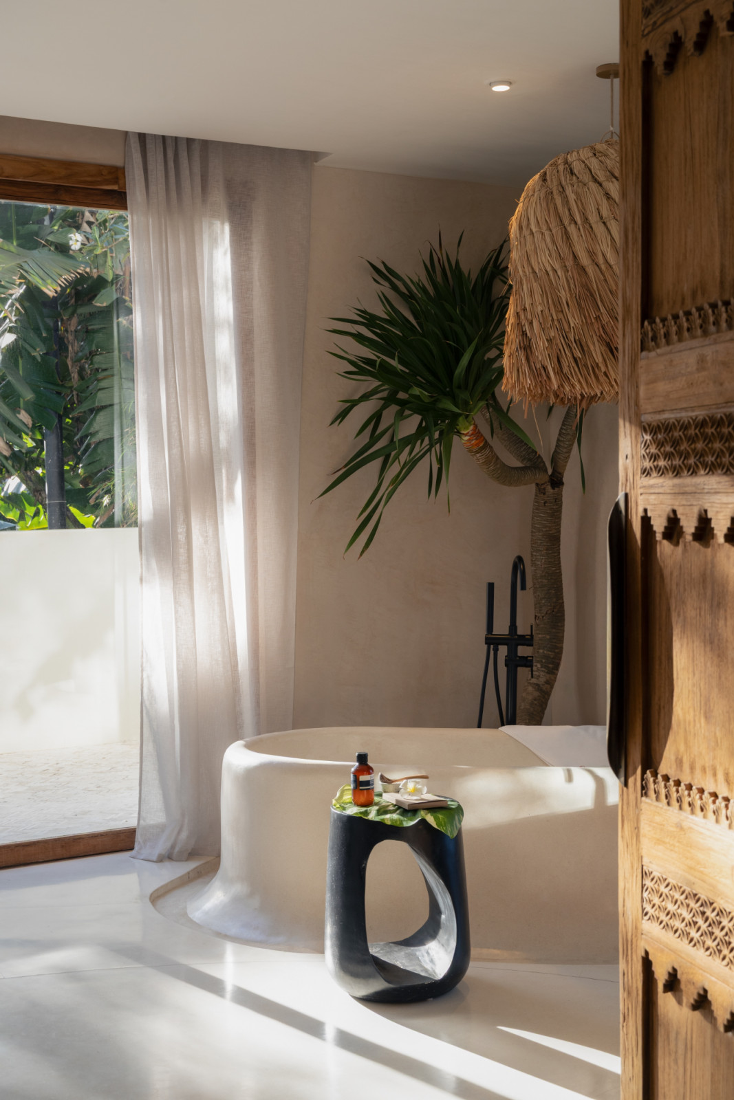 Bathroom yang mengundang Anda untuk berlama-lama merawat diri dengan ritual mandi yang menyegarkan
