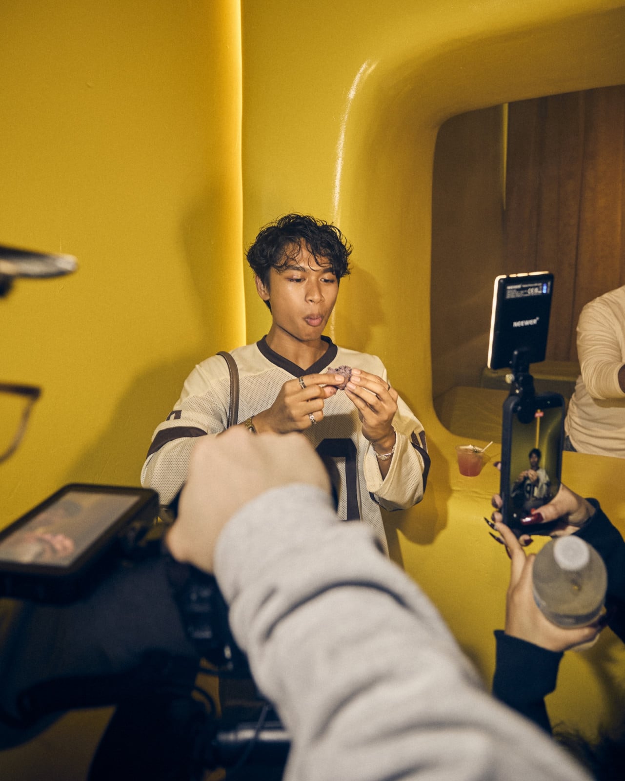 Angelo Marasingan mencoba salah satu donat Butter Baby