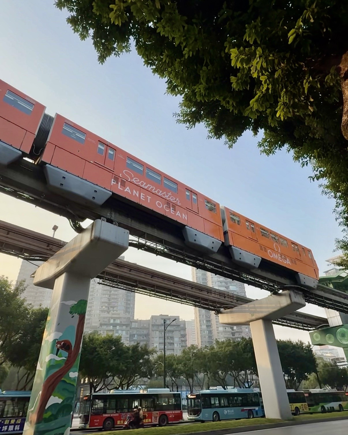 穿梭於重慶市區的Omega輕軌列車。橘色的車廂異常閃亮。(Photo: Erica Yu)