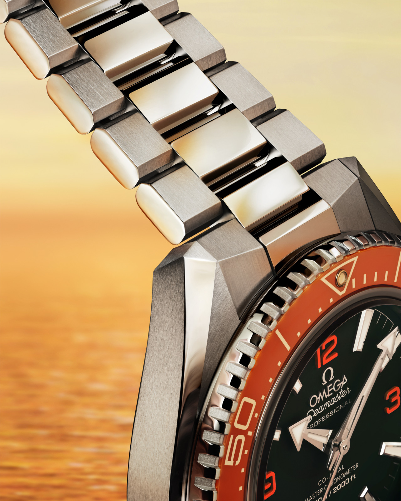 Omega 全新Seamaster Planet Ocean系列第四代腕錶的多切角的錶殼造型,從錶耳到錶殼側邊的切角變得更多,外型整體線條更顯鋒利輕薄。(Photo: Omega)