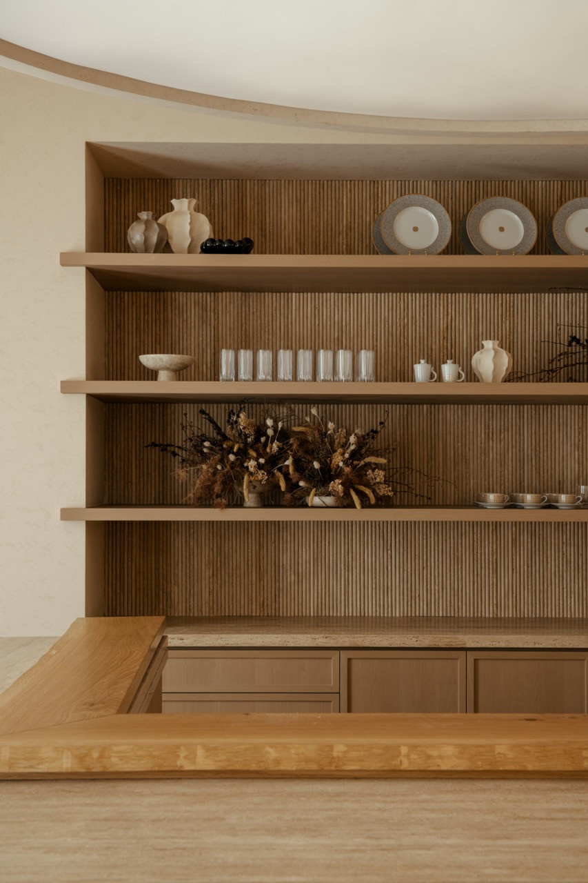 Omakase bar shelving with a floral arrangement by Zahuohang, featuring a ribbed timber backdrop and ceramic objects