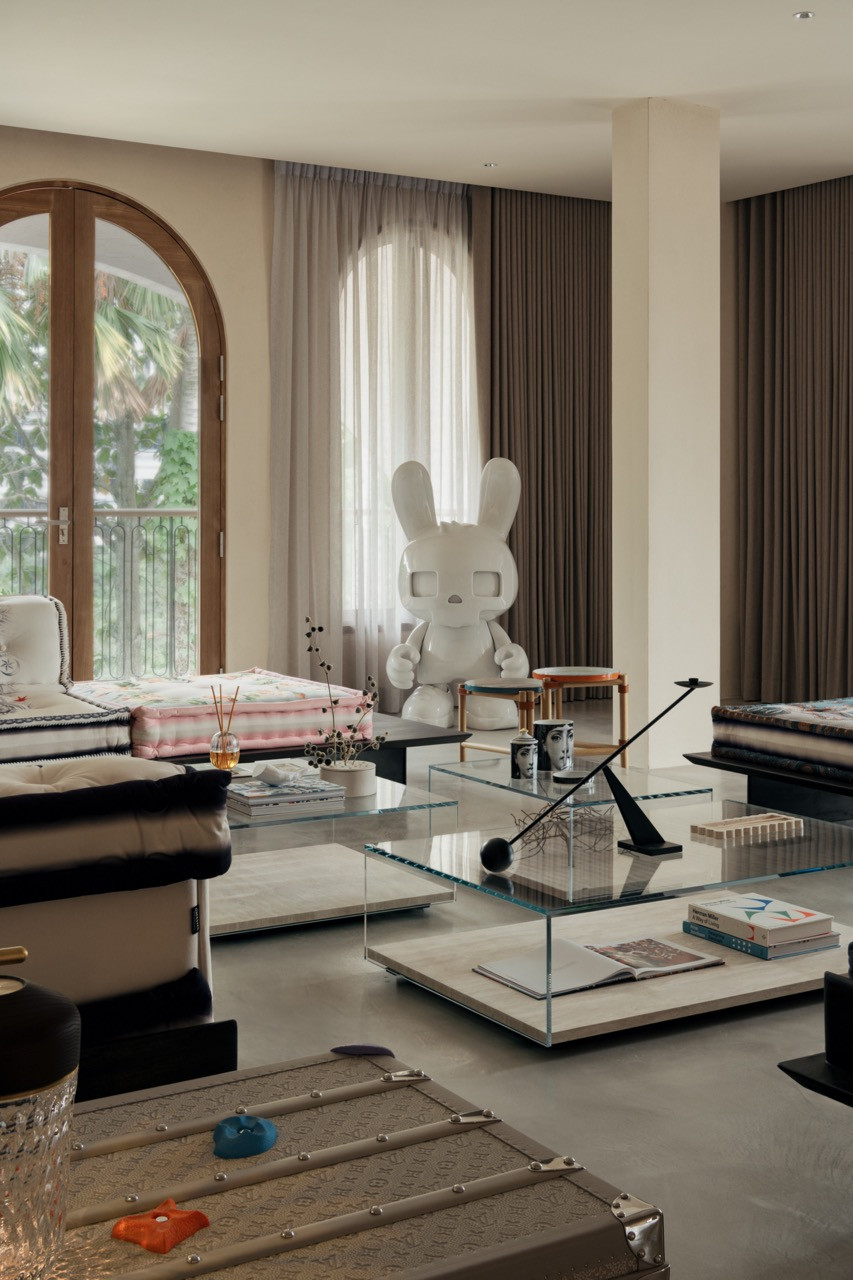 The Roche Bobois Mah Jong sofa with auction piece from Melium Group’s 35th Charity event, Hermès Les Trotteuses occasional table, and St Louis Clear Crystal Levitating Prestige Chess Set, with Audo Copenhagen’s Interconnect candle holder