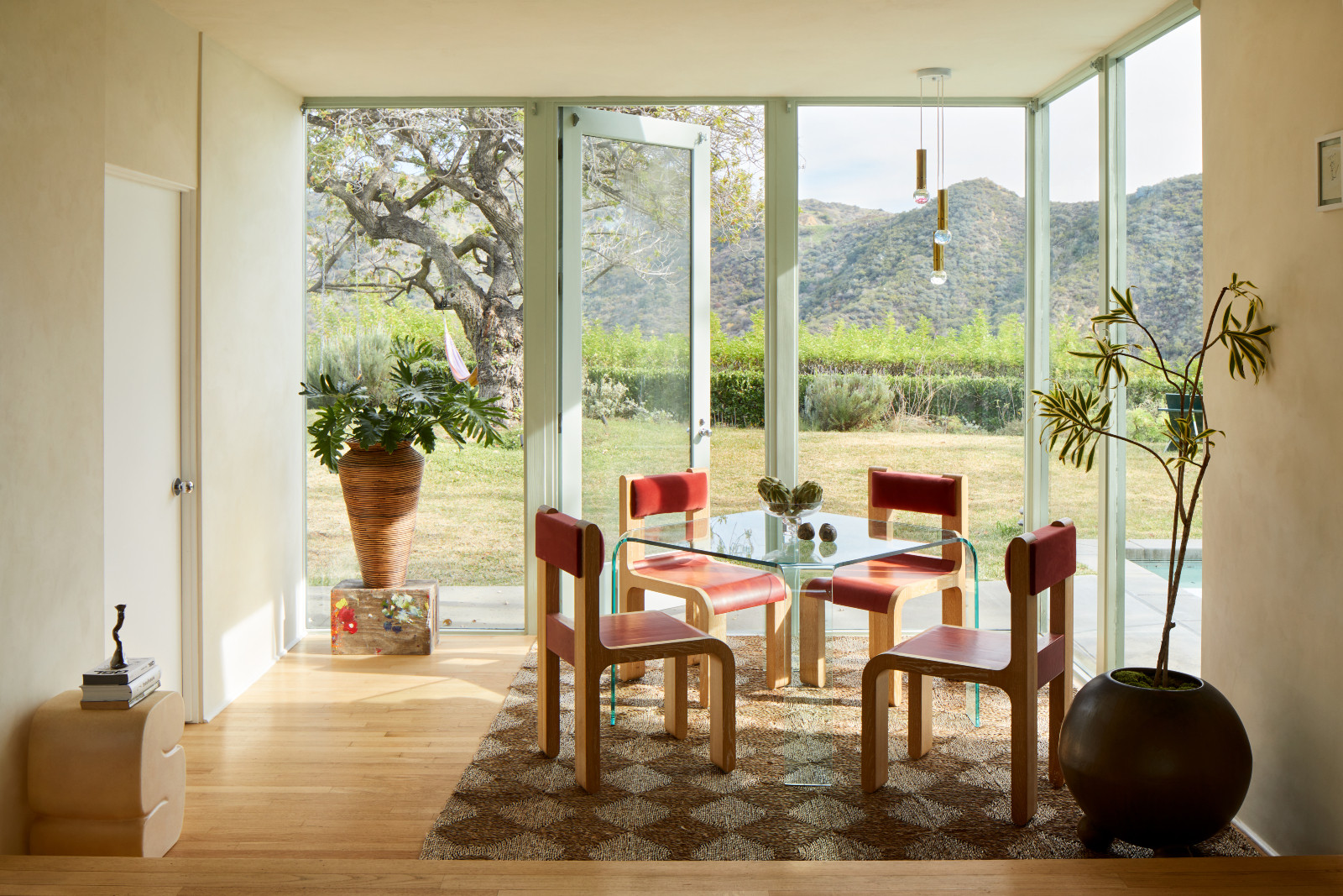 The living room flowing into the outdoor area of the Beachwood Canyon Treehouse by Studio Keeta