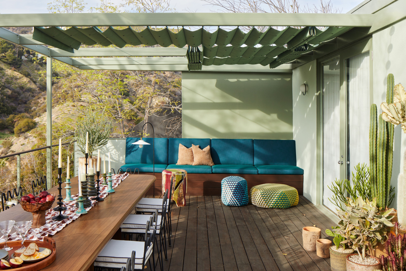 The outdoor dining area of the Beachwood Canyon Treehouse by Studio Keeta