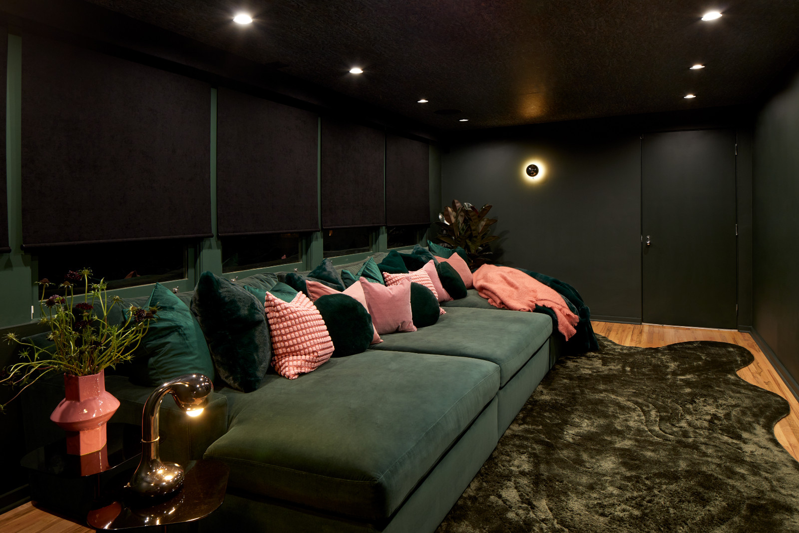 The entertainment room of the Beachwood Canyon Treehouse by Studio Keeta