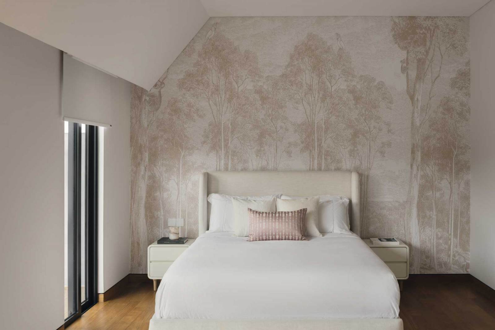 A wallcovering with motifs of eucalyptus trees brings a little slice of the Australian Outback to this bedroom