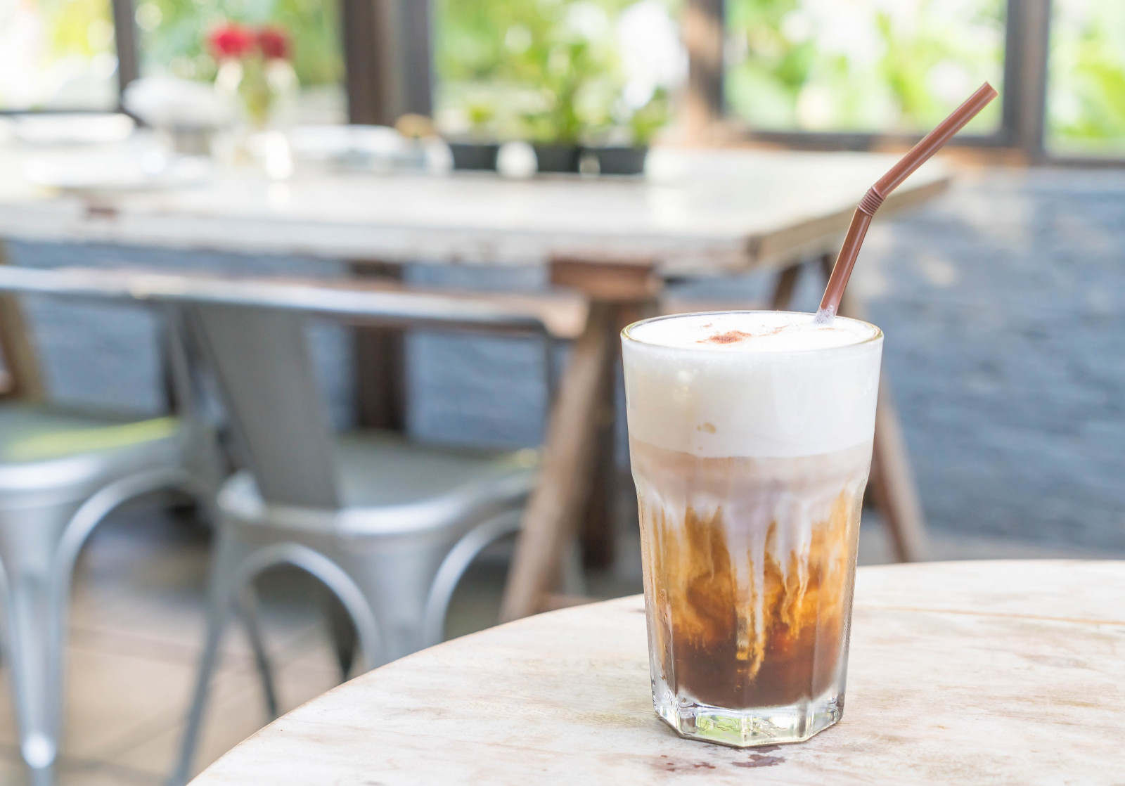 In 2026, the humble coffee topper undergoes a functional promotion. Cold foam is no longer just a visual layer for the grid; it is becoming a vehicle for sensory maximalism and targeted wellness (Photo: Topntp26/Freepik)