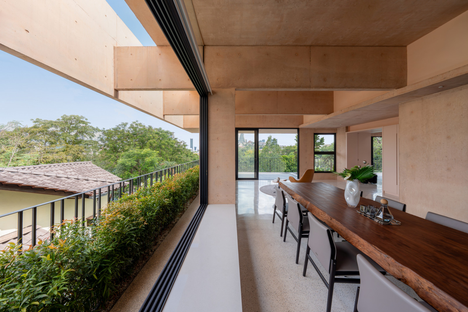 In the extended unit, the structural beams rotate 90 degrees to run lengthwise from front to rear