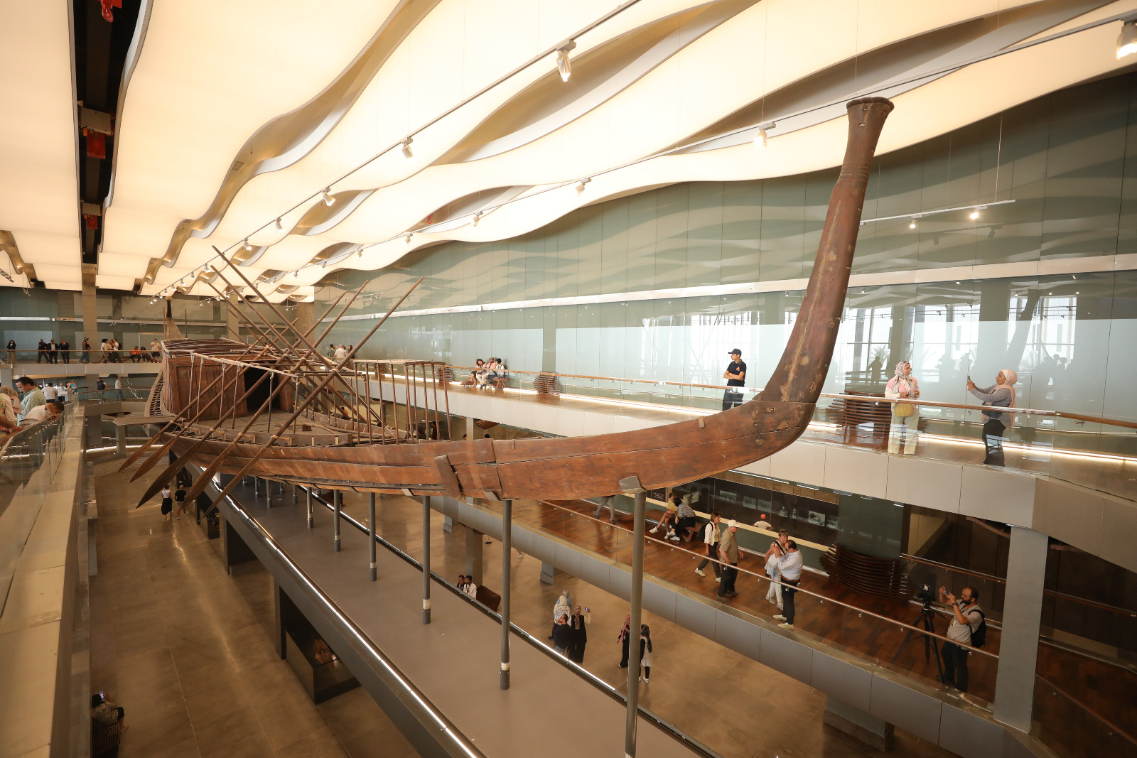 Khufu’s Solar Boat พาหนะสำหรับฟาโรห์คูฟูในการเดินทางไปรวมกับสุริยเทพราในโลกหลังความตาย (ภาพ: Mohamed Elshahed/Anadolu via Getty Images)