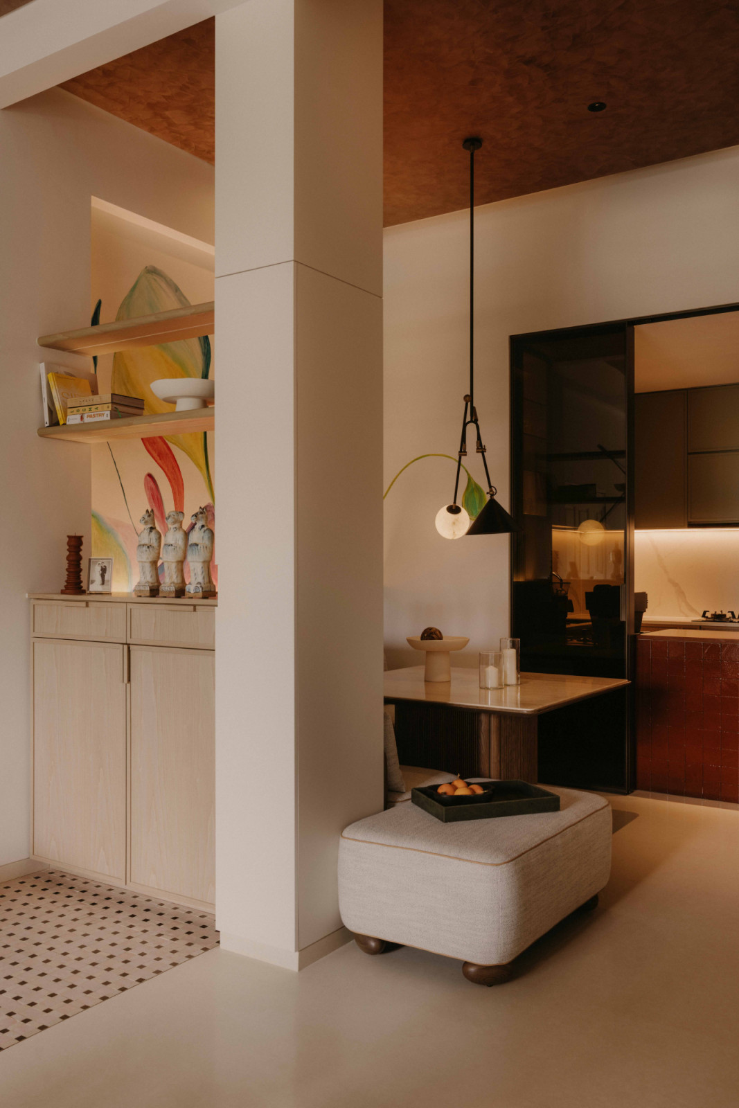 The cleverly mediated transition from the entrance to the dining area, whose connection to the kitchen can be adjusted via sliding glass panels