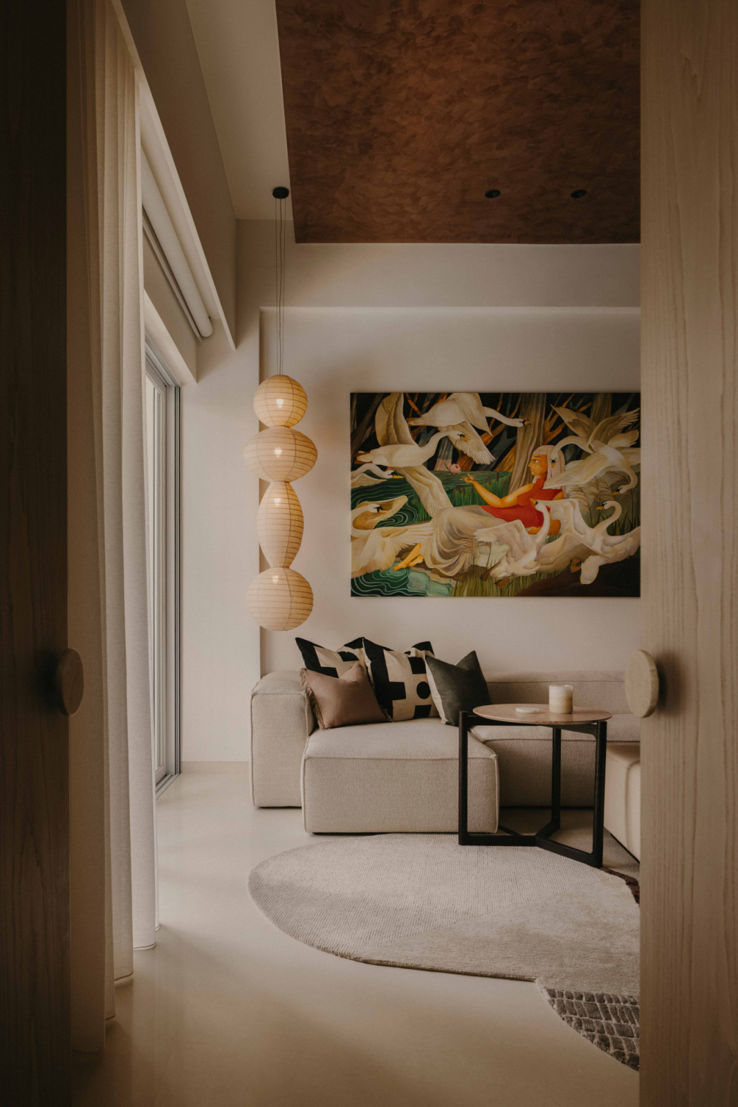 Tranh của họa sĩ Thái Beau Patcha Disyanant với nhan đề "The Swan" là tiêu điểm ở phòng khách;
