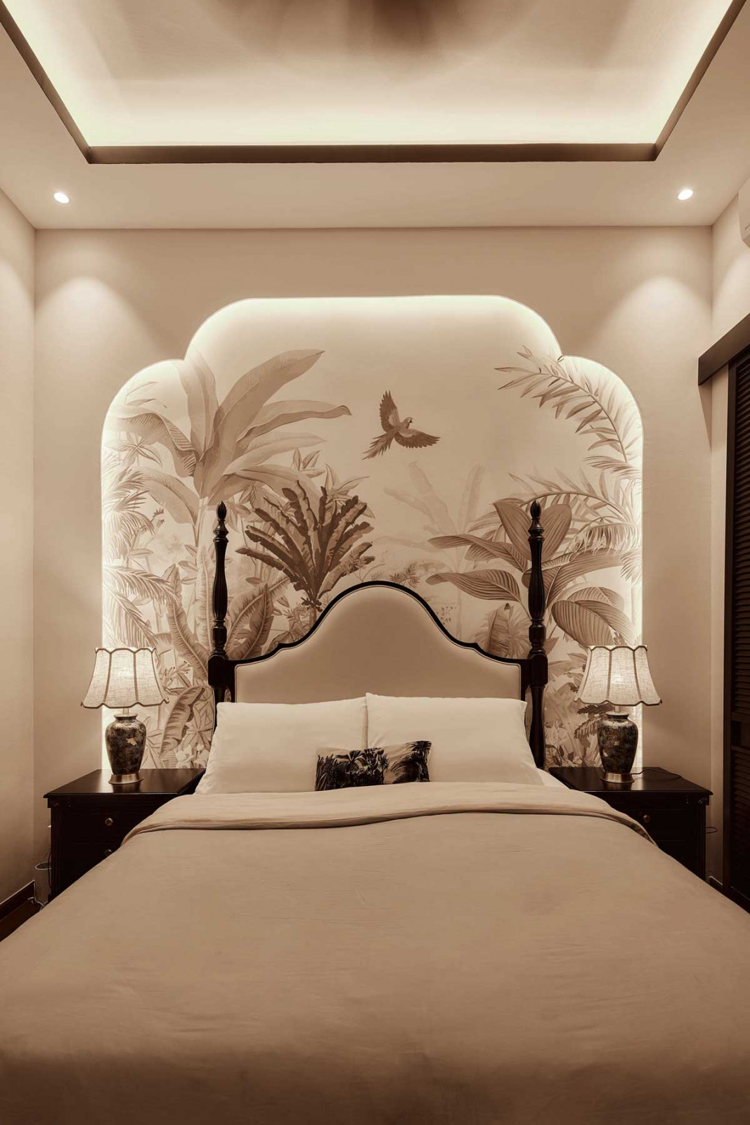 The safari spirit continues in this bedroom
