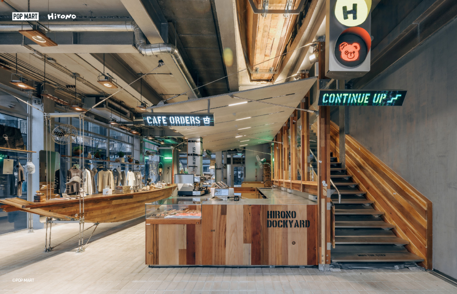 Hirono Store ได้รับการออกแบบด้วยสไตล์ Loft โดยมีไฮไลต์สำคัญคือเรือไม้ที่อยู่ภายใน ซึ่งประกอบจากไม้เรือเก่าที่ผ่านร่องรอยของกาลเวลา (ภาพ: Hirono Thailand)
