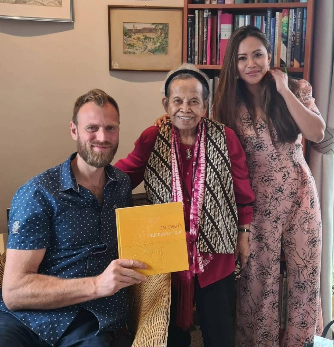 Olivier Laudus and Amalia Sudijono bersama Sri Owen dan salah satu buku karya beliau, Indonesian Food. Dokumentasi pribadi milik Amalia Sudijono.