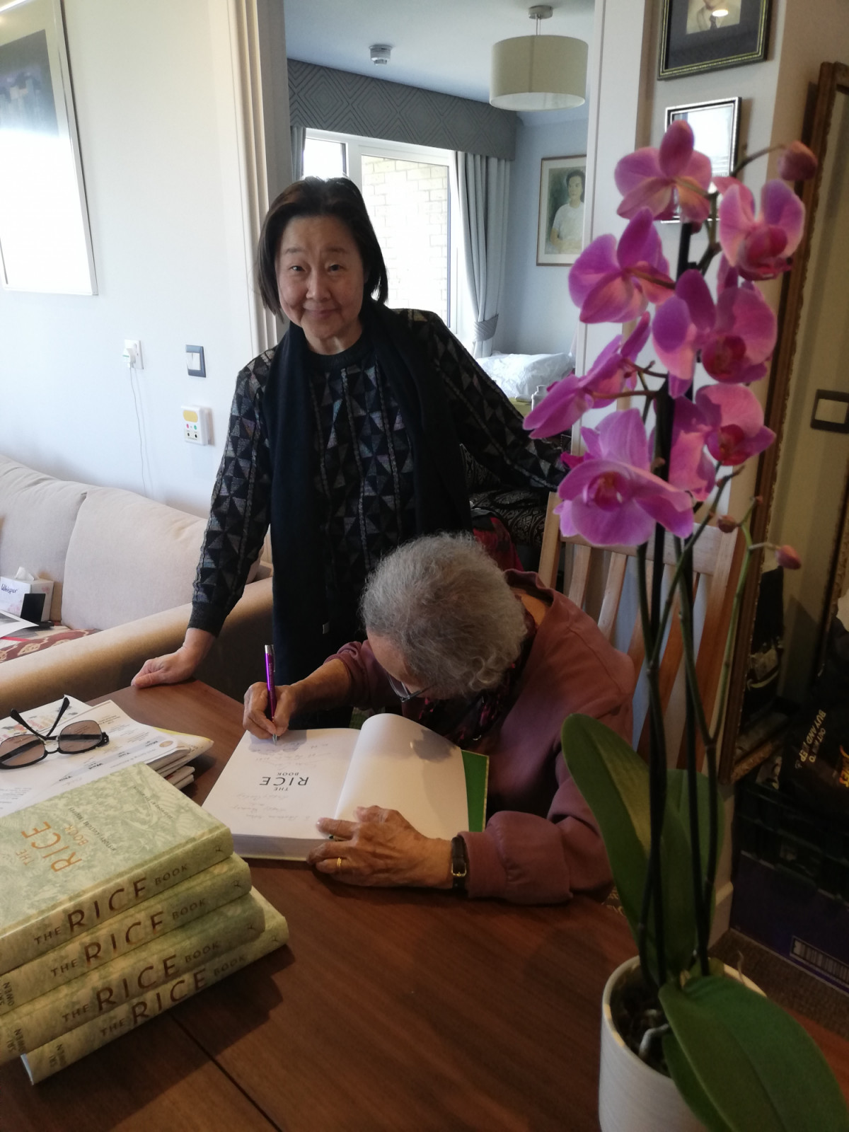 Betty Yao dan Sri Owen yang sedang menandatangai buku The Rice Book. Dokumentasi pribadi milik Betty Yao.