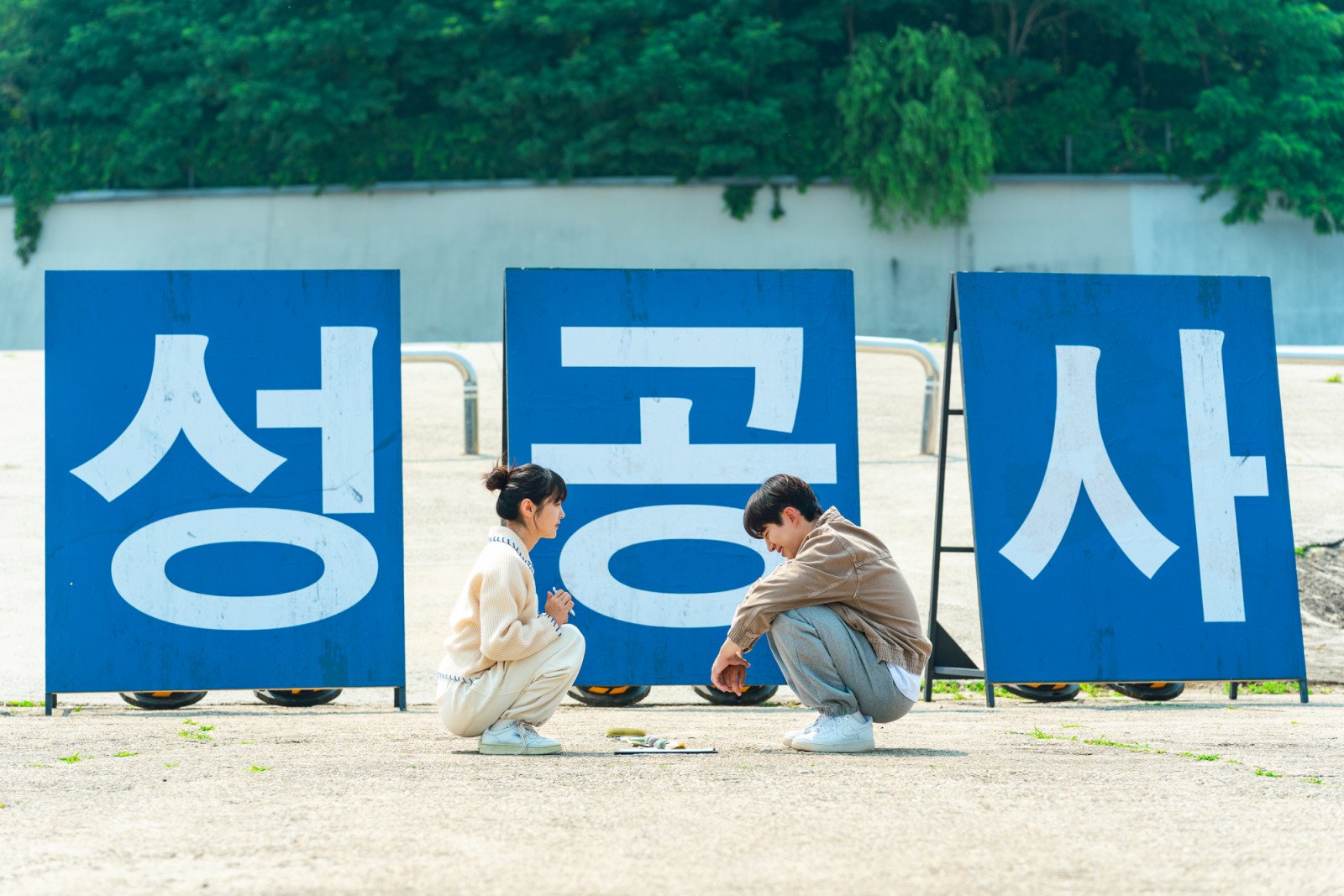 Cashero (L to R) Kim Hye-jun as Kim Min-suk, Lee Jun-ho as Kang Sang-ung in Cashero Cr. Kim Hobin/Netflix © 2025