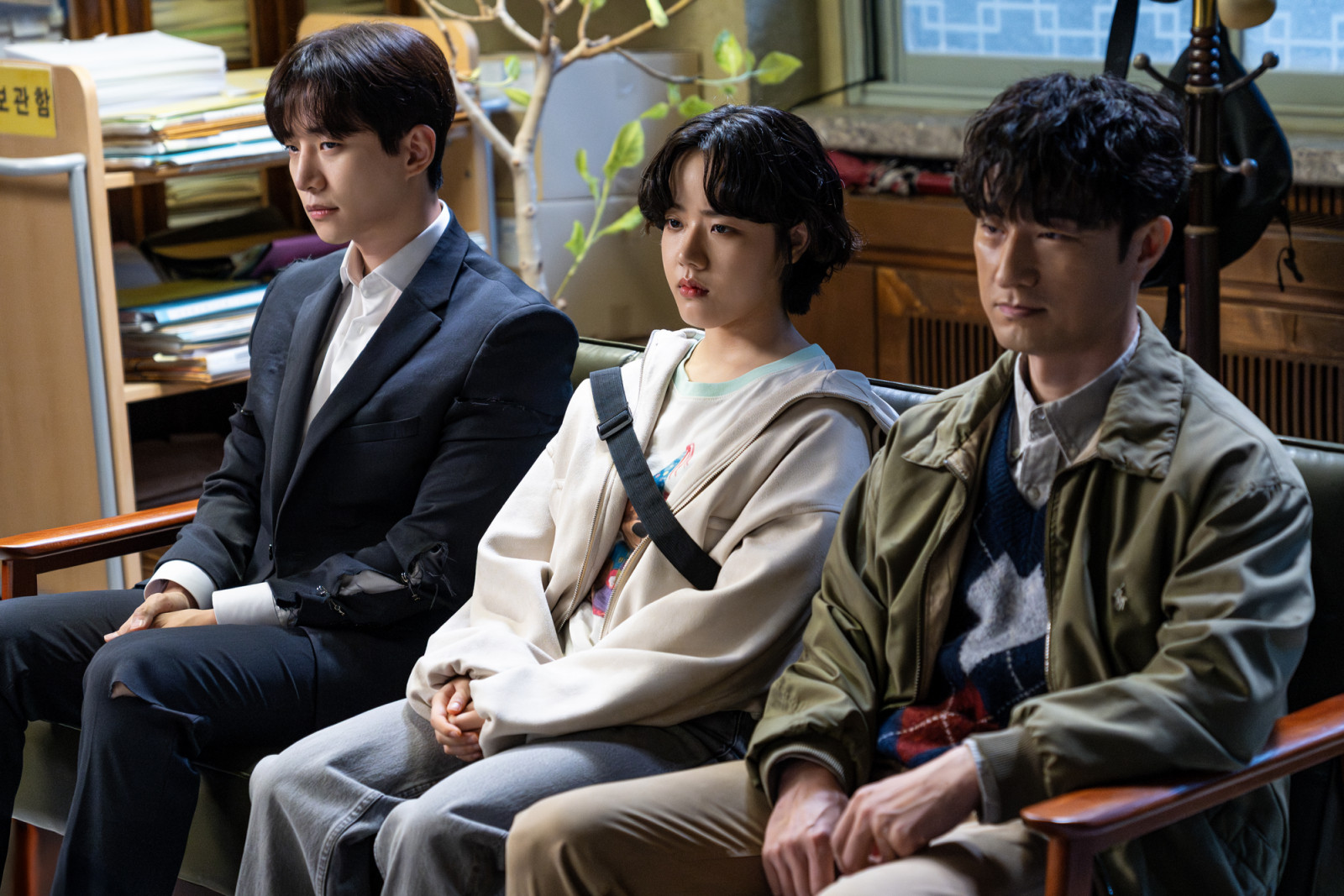 Cashero (L to R) Lee Jun-ho as Kang Sang-ung, Kim Hyang-gi as
Bang Eun-mi, Kim Byong-chul as Byeon Ho-in in Cashero Cr. Kim Hobin/Netflix © 2025