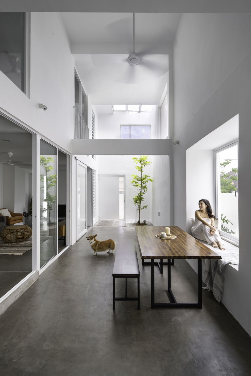 A calm white palette with only the bare essentials in the home (Photos: BricksBegin)